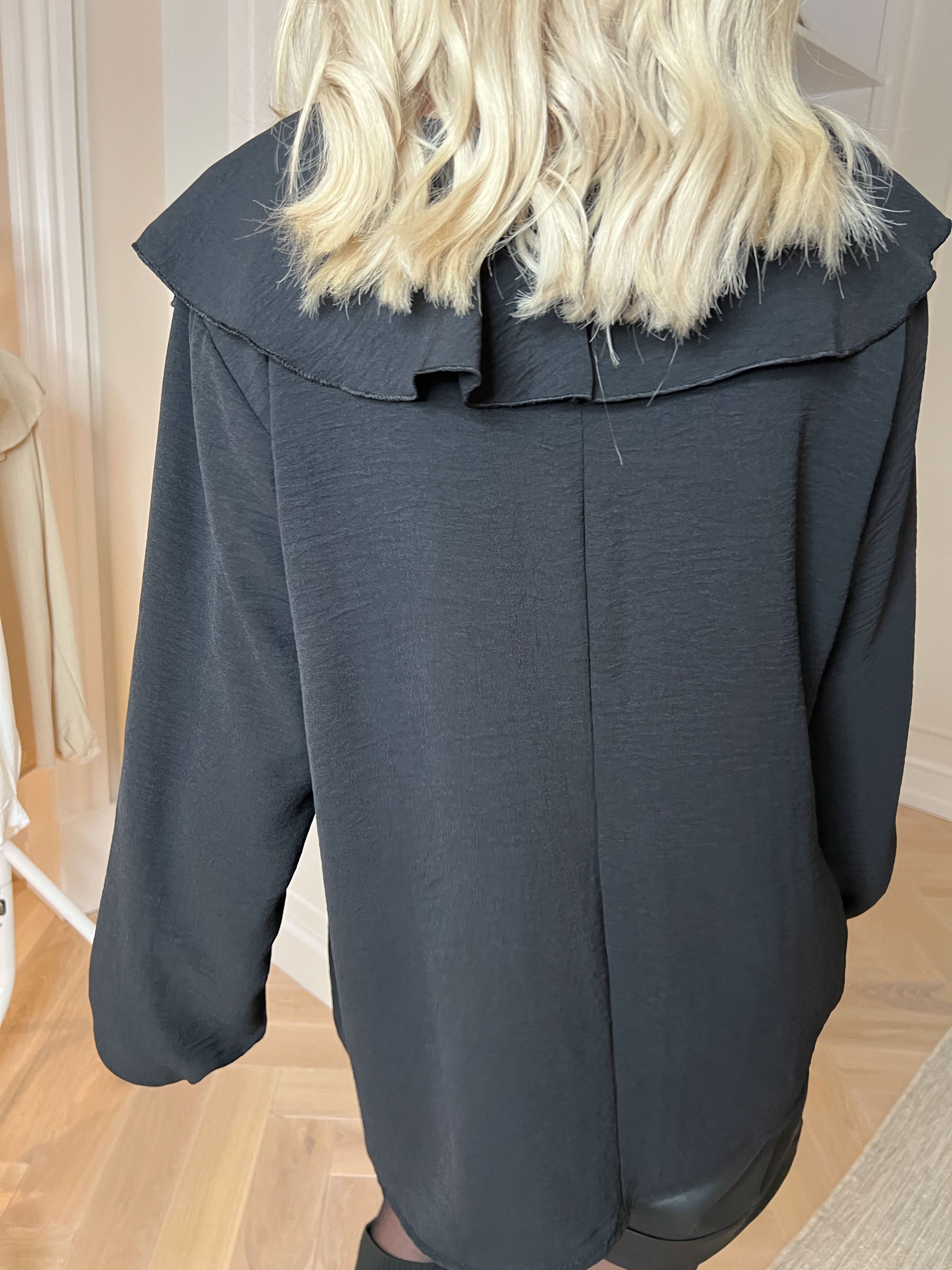 Alcoy - Klassik tunika i viskose med flæsekant