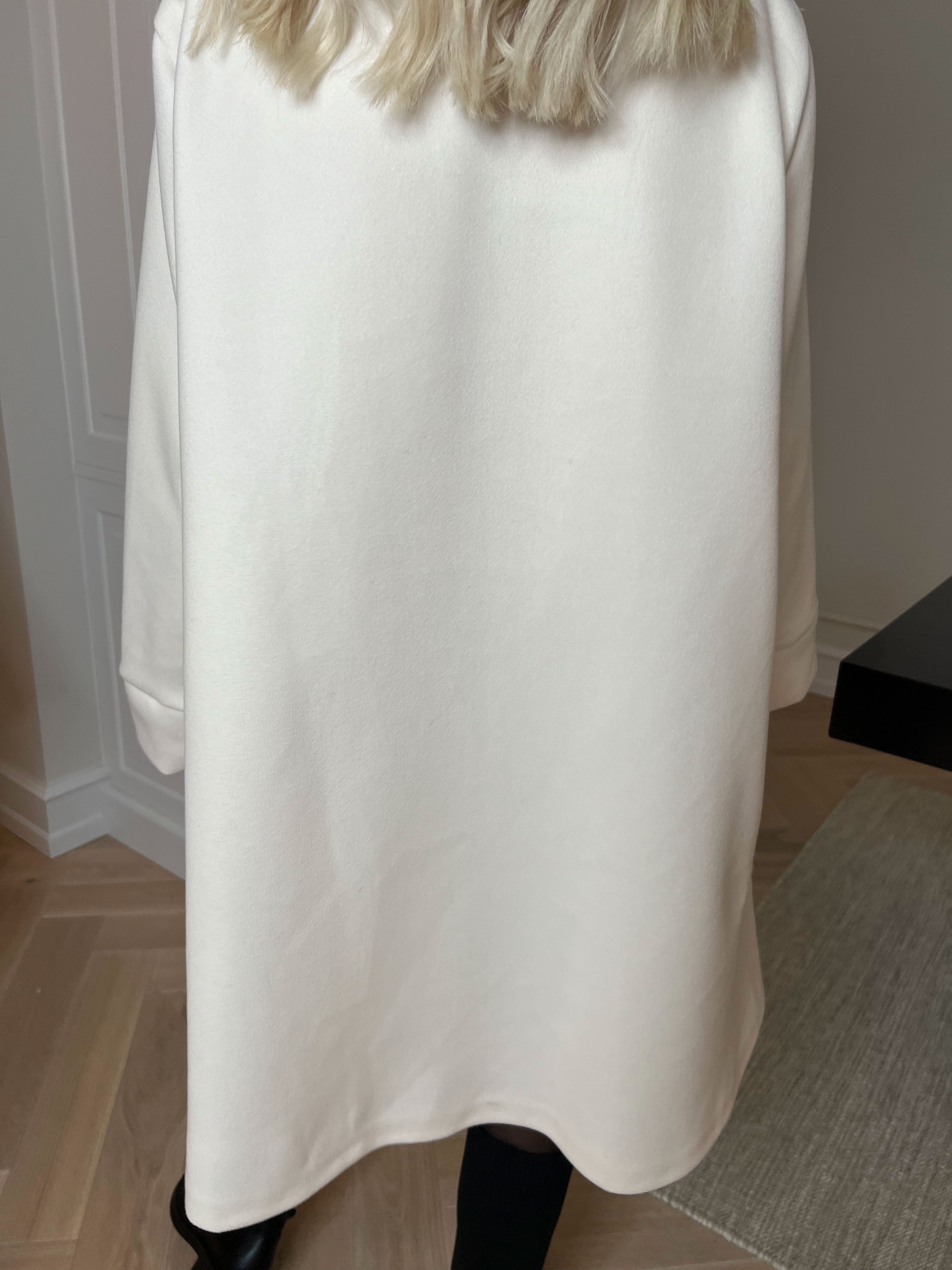 Yalena - Klassisk frakke i A-facon med lommer