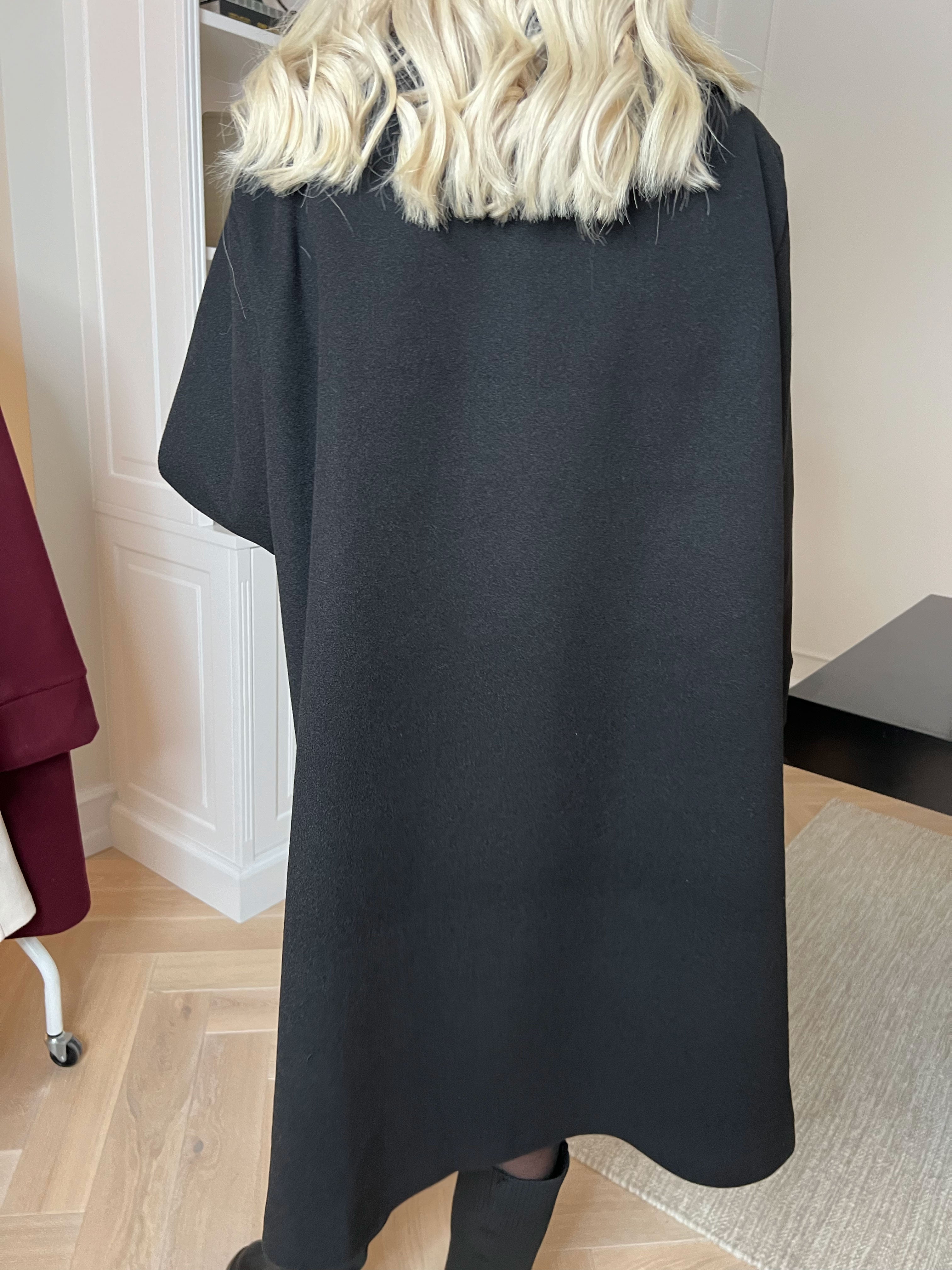 Yalena - Klassisk frakke i A-facon med lommer