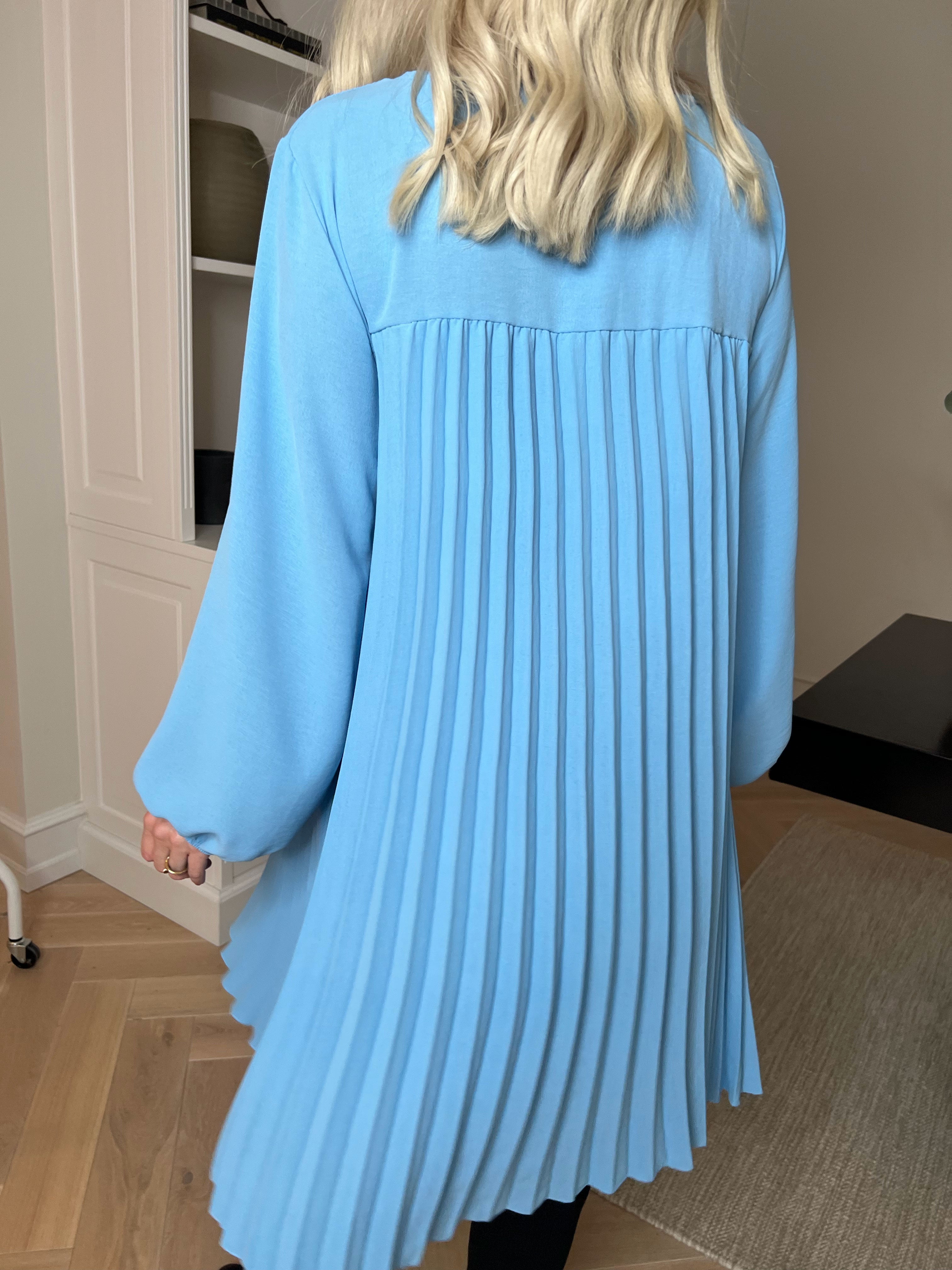 Nancy Short L/S - Klänning med plissering och fickor