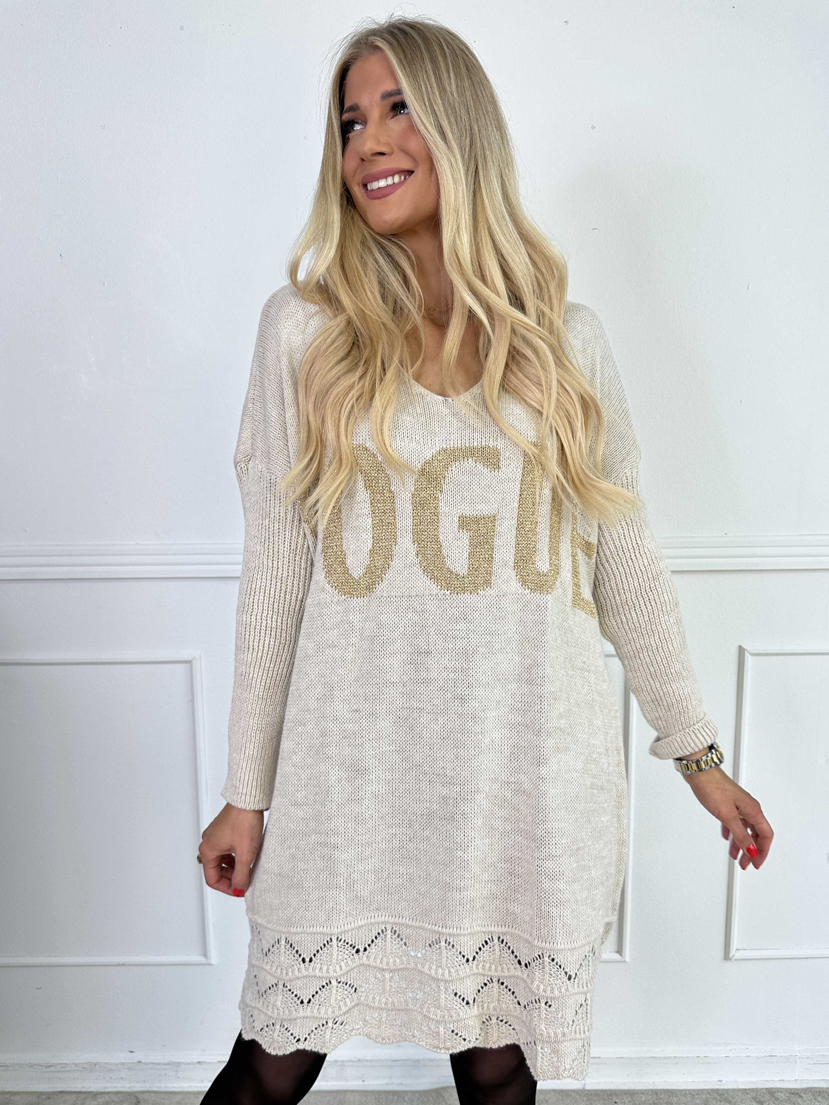 Rebeca Gold - Stickad blus med VOGUE och mönster nedtill