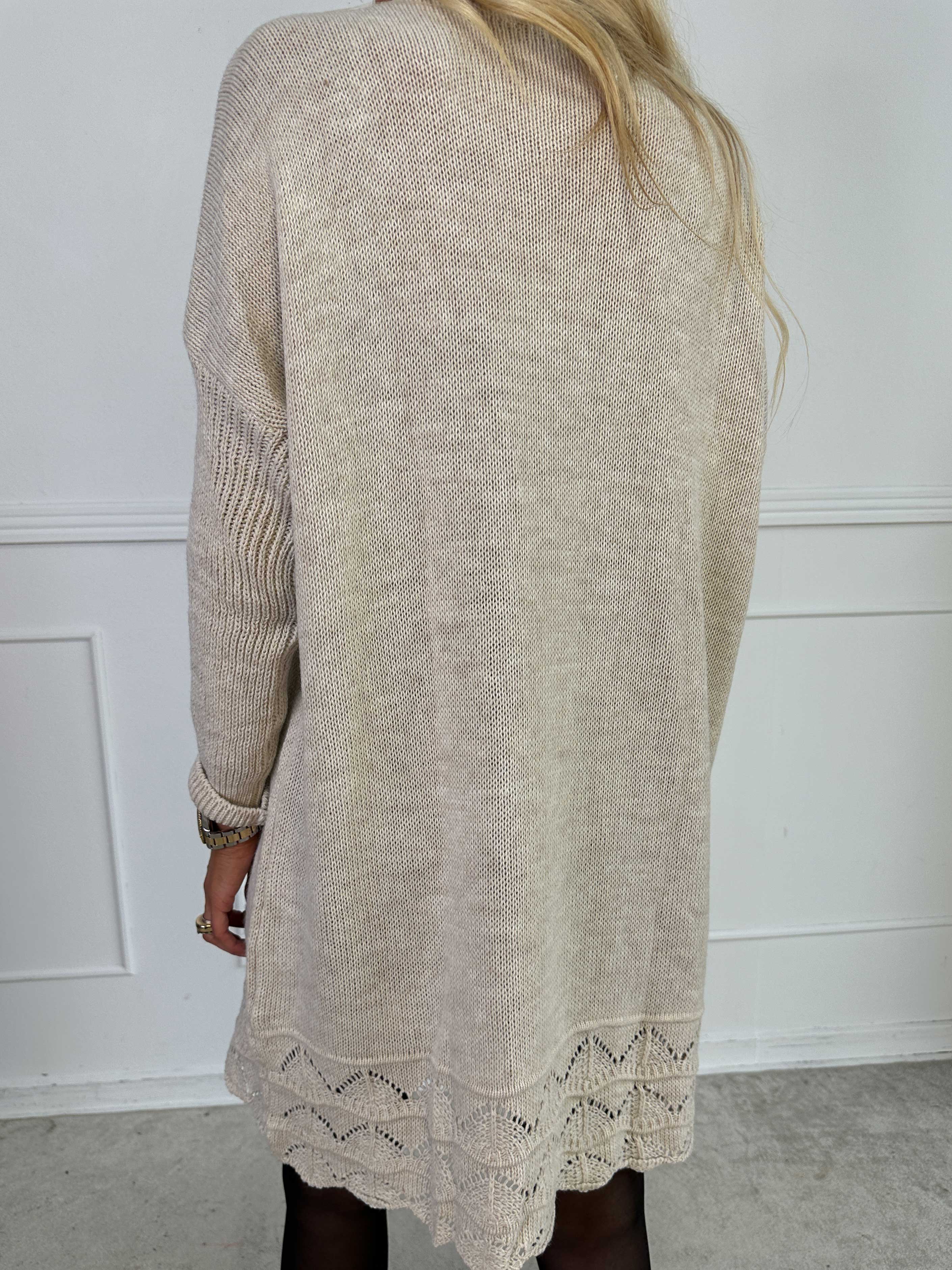 Rebeca Gold - Stickad blus med VOGUE och mönster nedtill