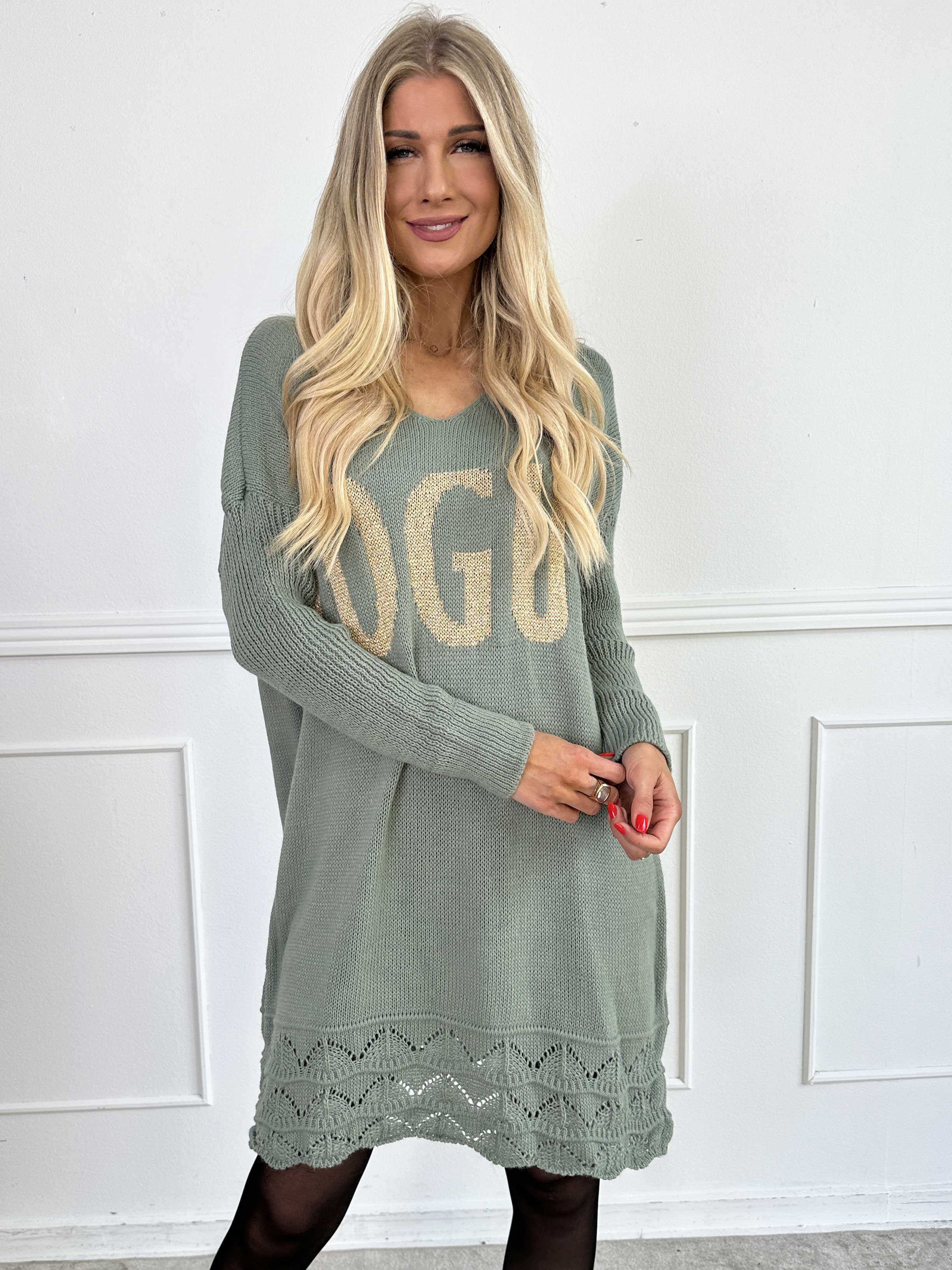 Rebeca Gold - Stickad blus med VOGUE och mönster nedtill