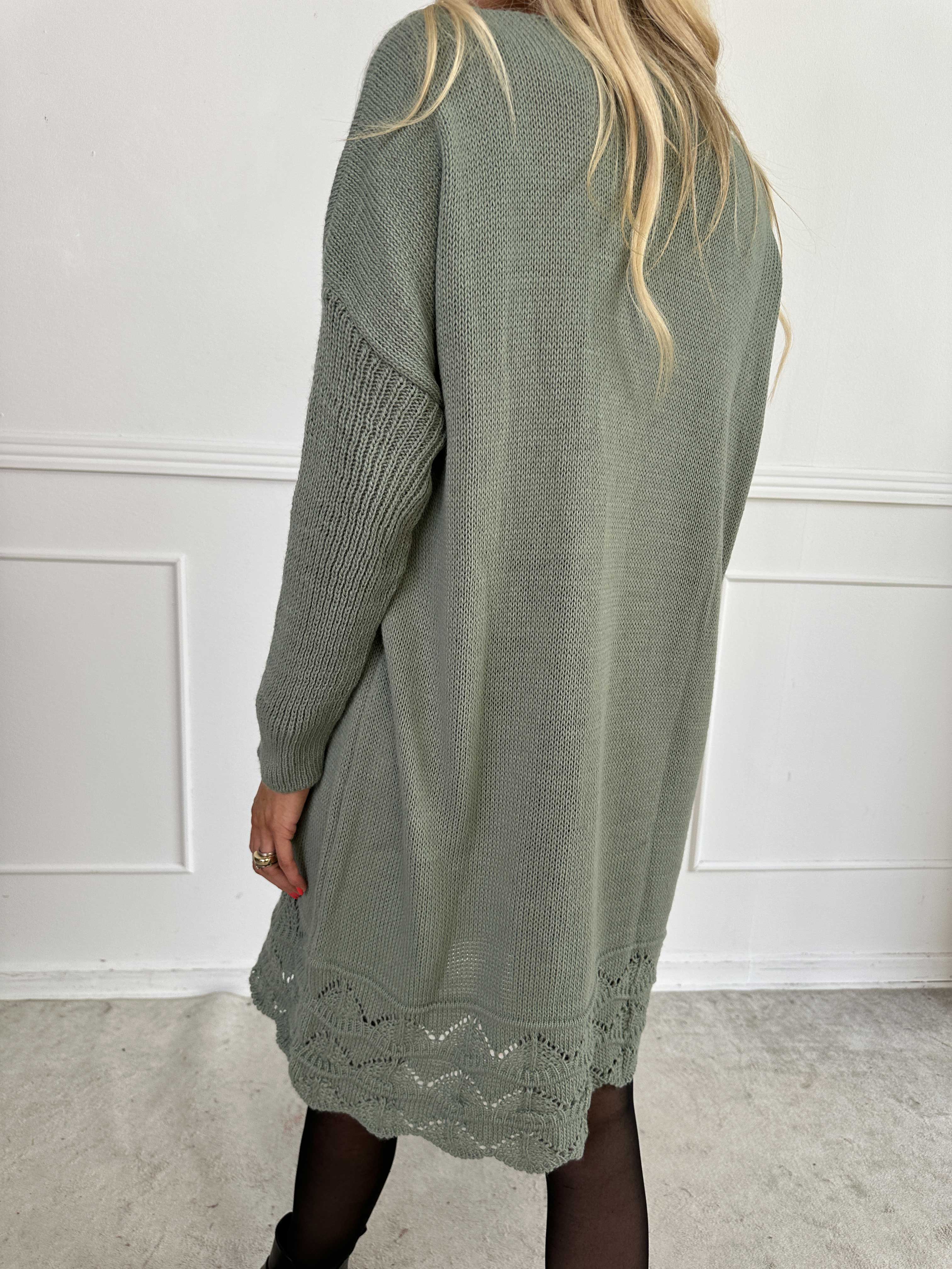 Rebeca Gold - Stickad blus med VOGUE och mönster nedtill