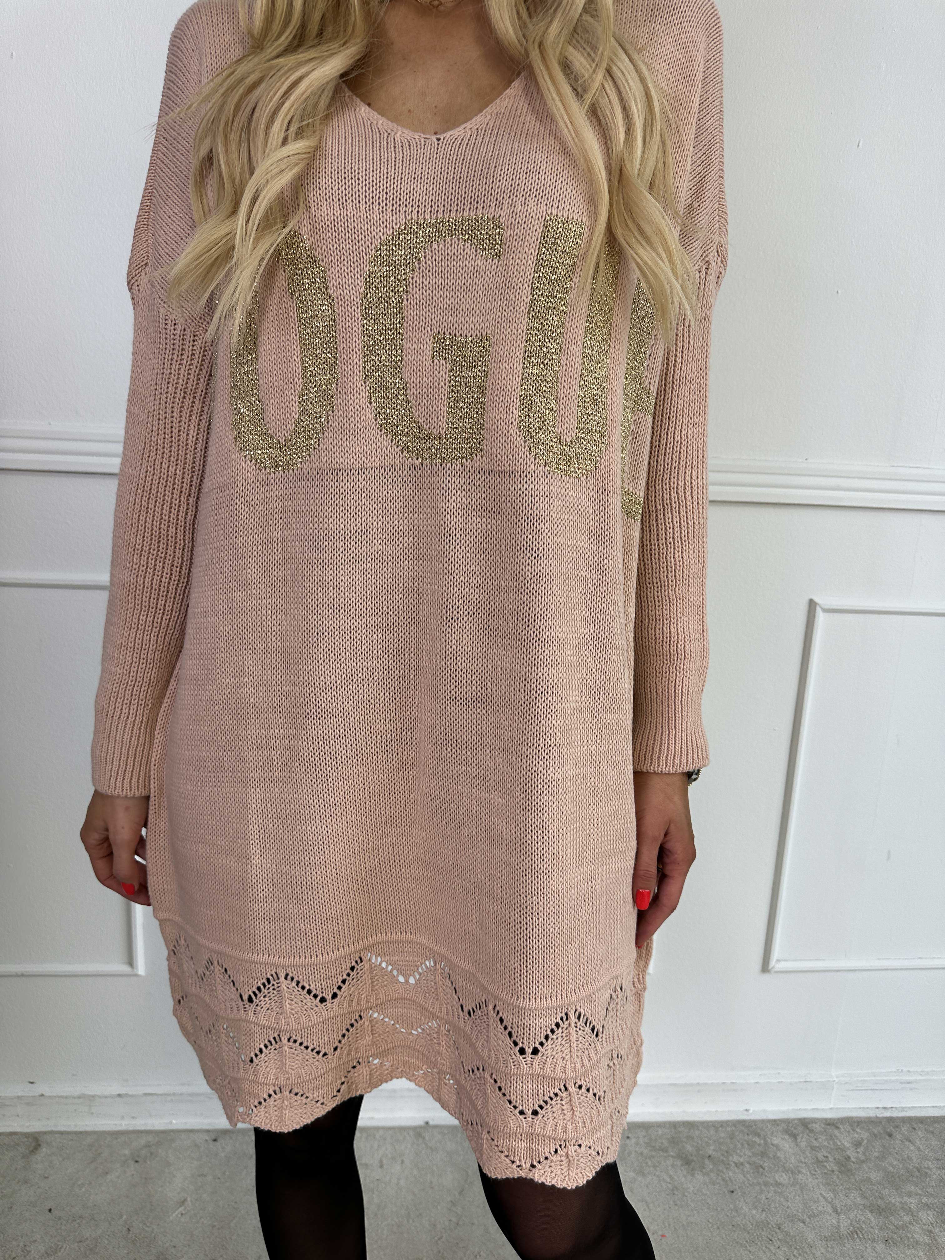 Rebeca Gold - Stickad blus med VOGUE och mönster nedtill