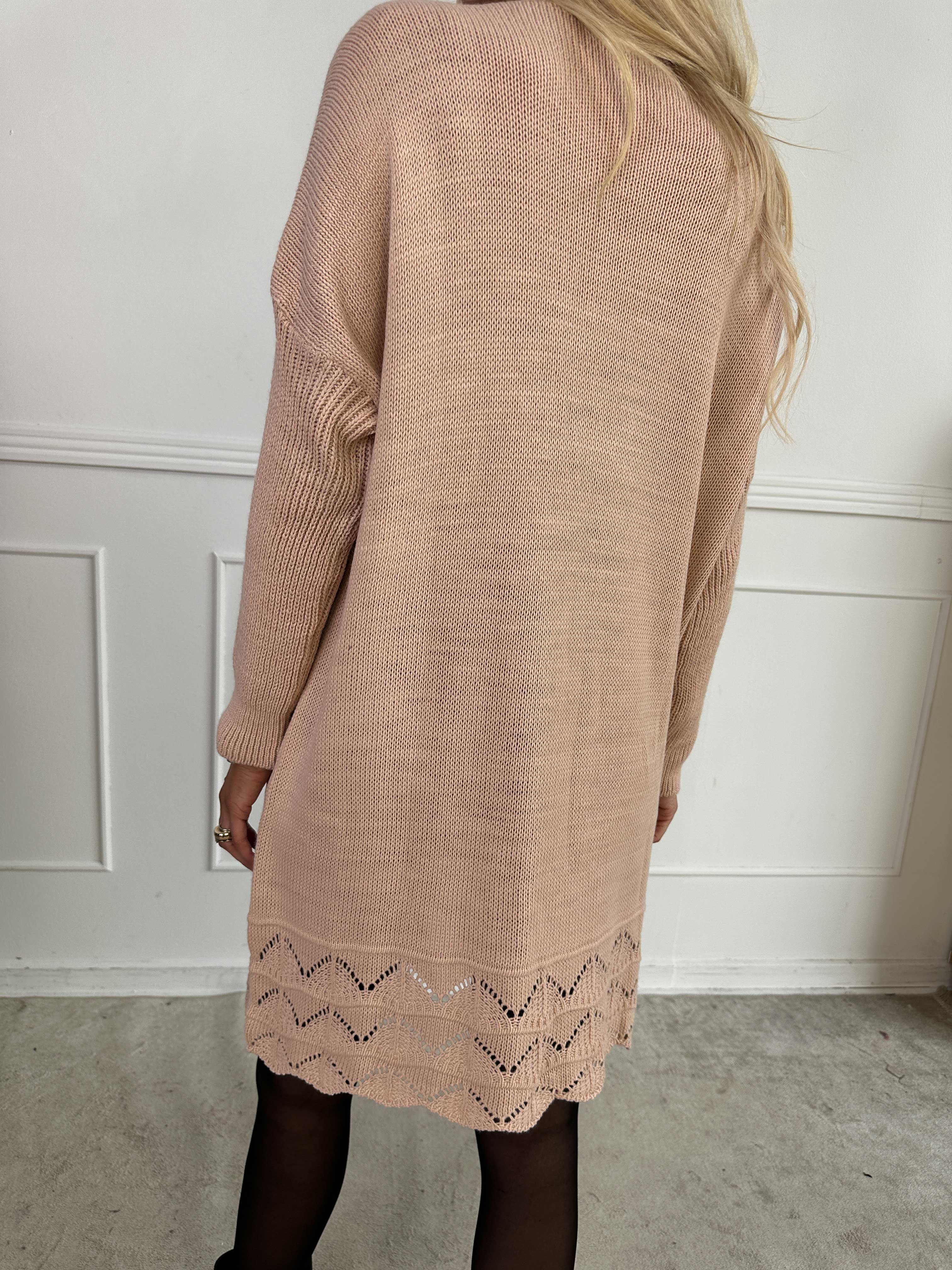 Rebeca Gold - Stickad blus med VOGUE och mönster nedtill