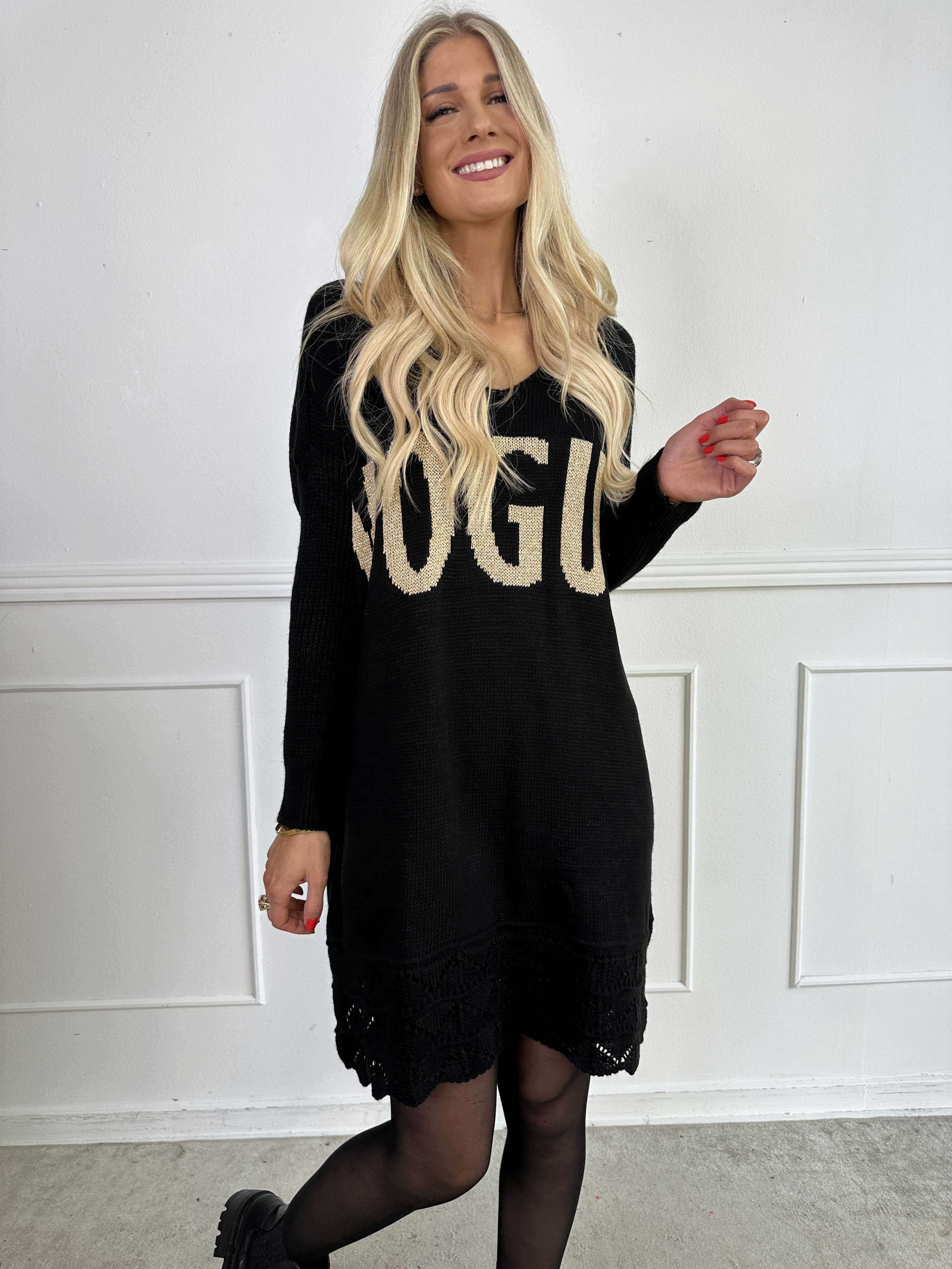 Rebeca Gold - Stickad blus med VOGUE och mönster nedtill