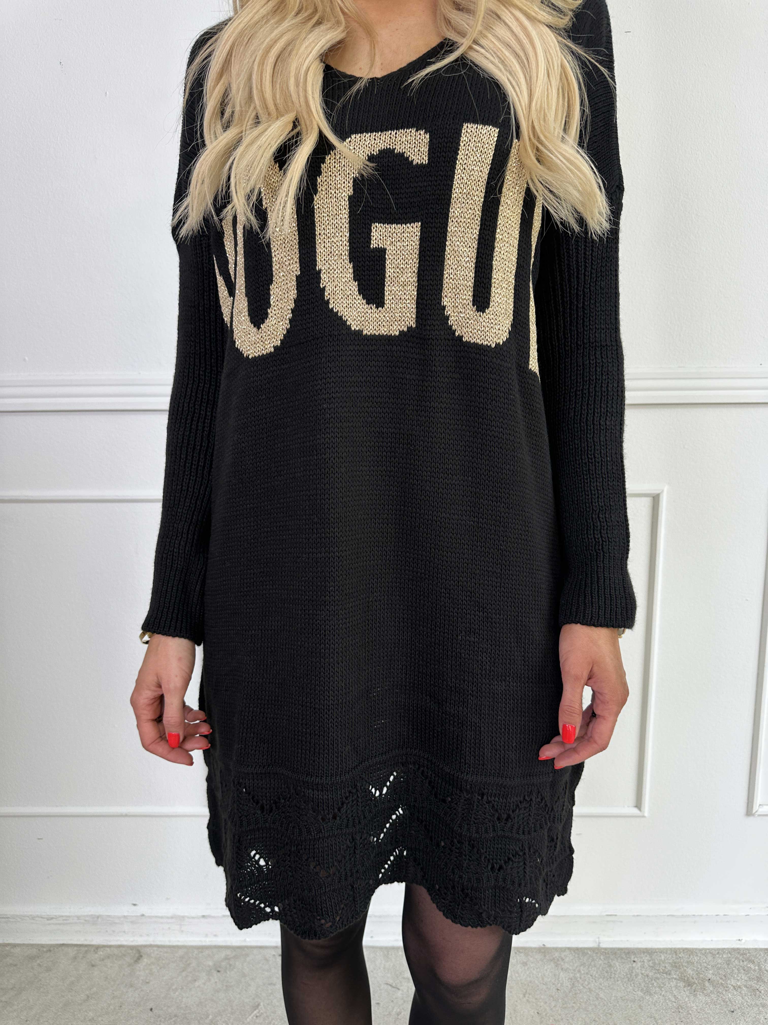 Rebeca Gold - Stickad blus med VOGUE och mönster nedtill