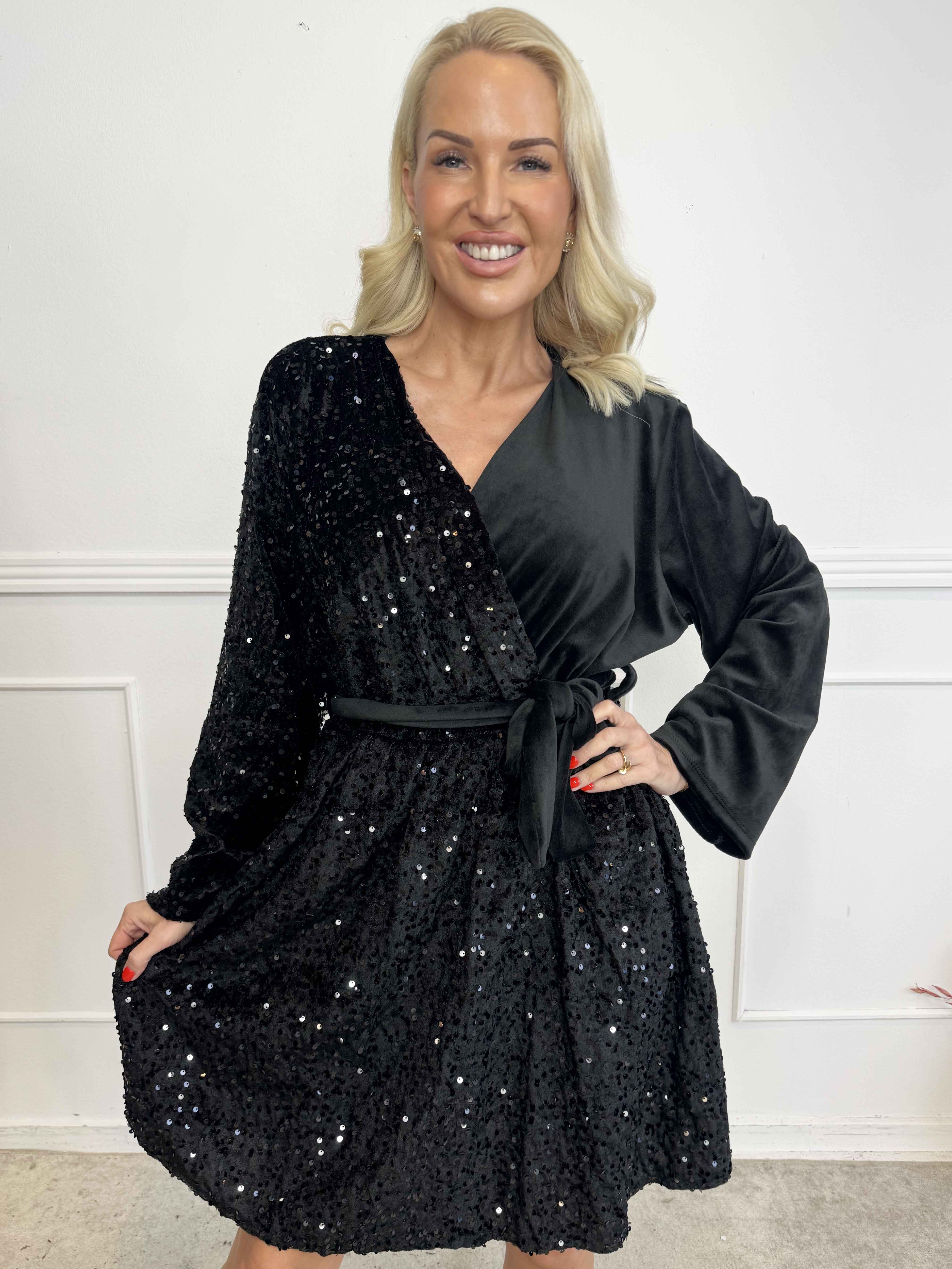 Bling - Söt velourklänning i omlottlook med paljetter