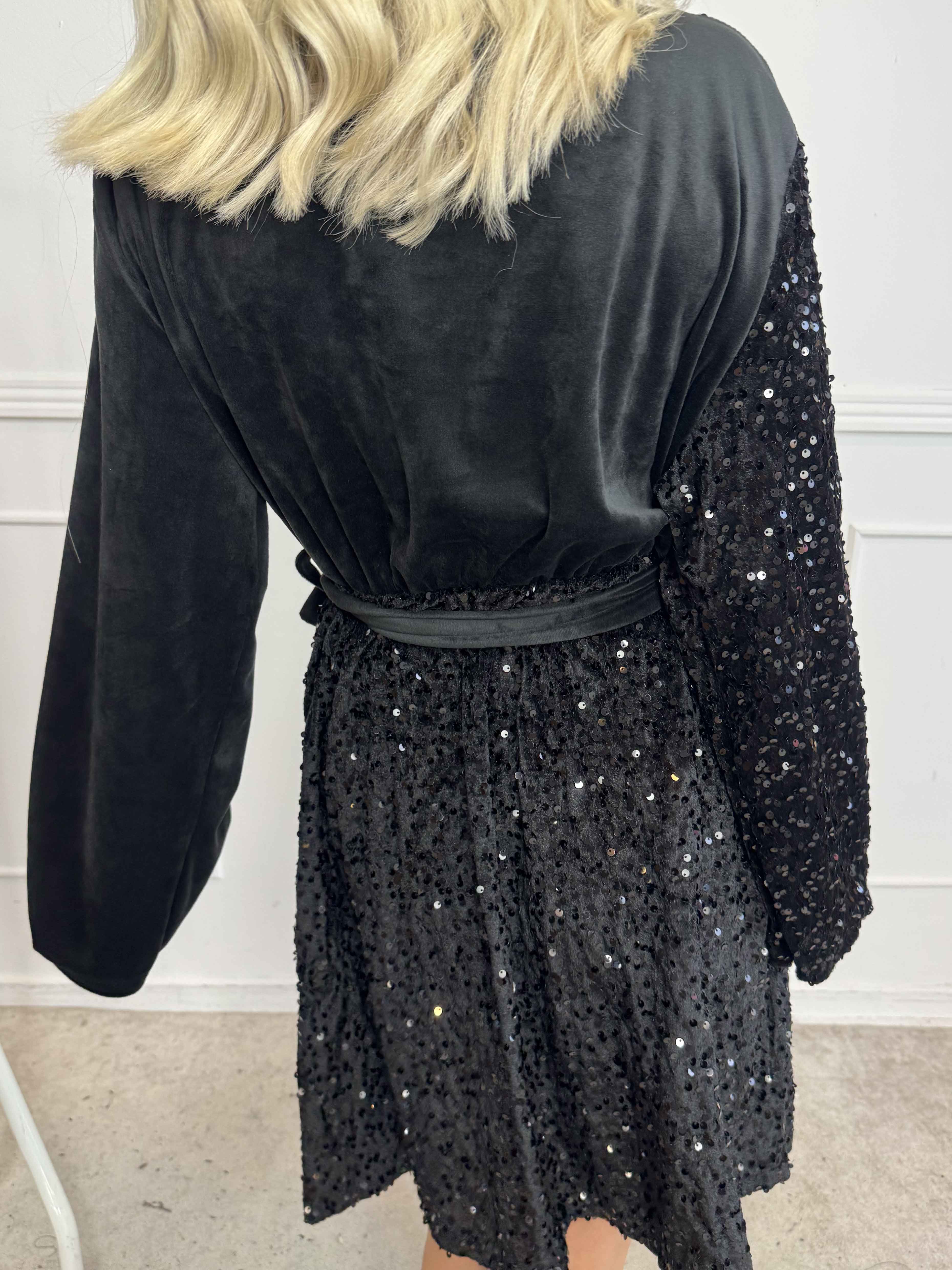 Bling - Söt plus size velourklänning i omlottlook med paljetter