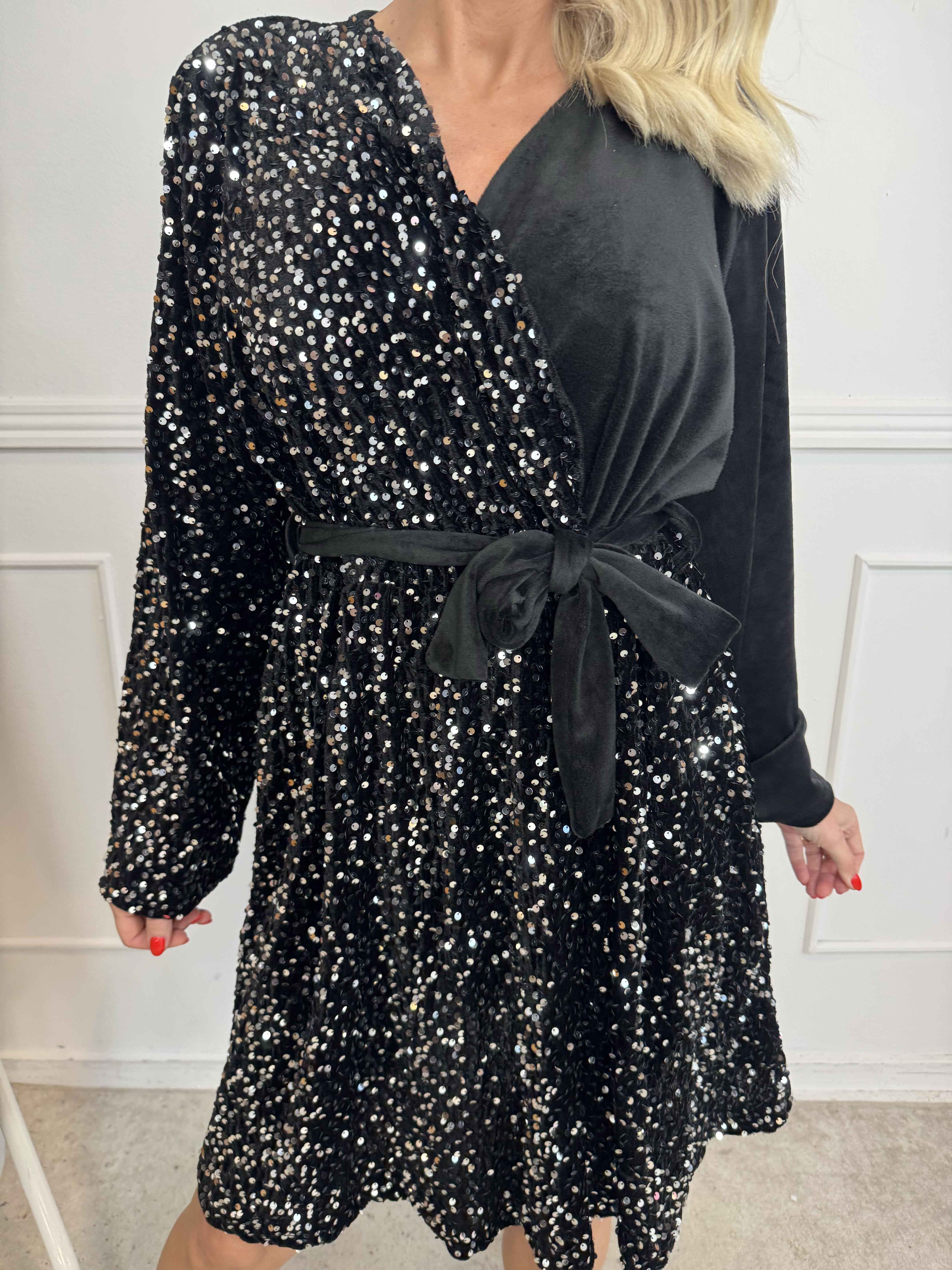 Bling - Söt velourklänning i omlottlook med paljetter