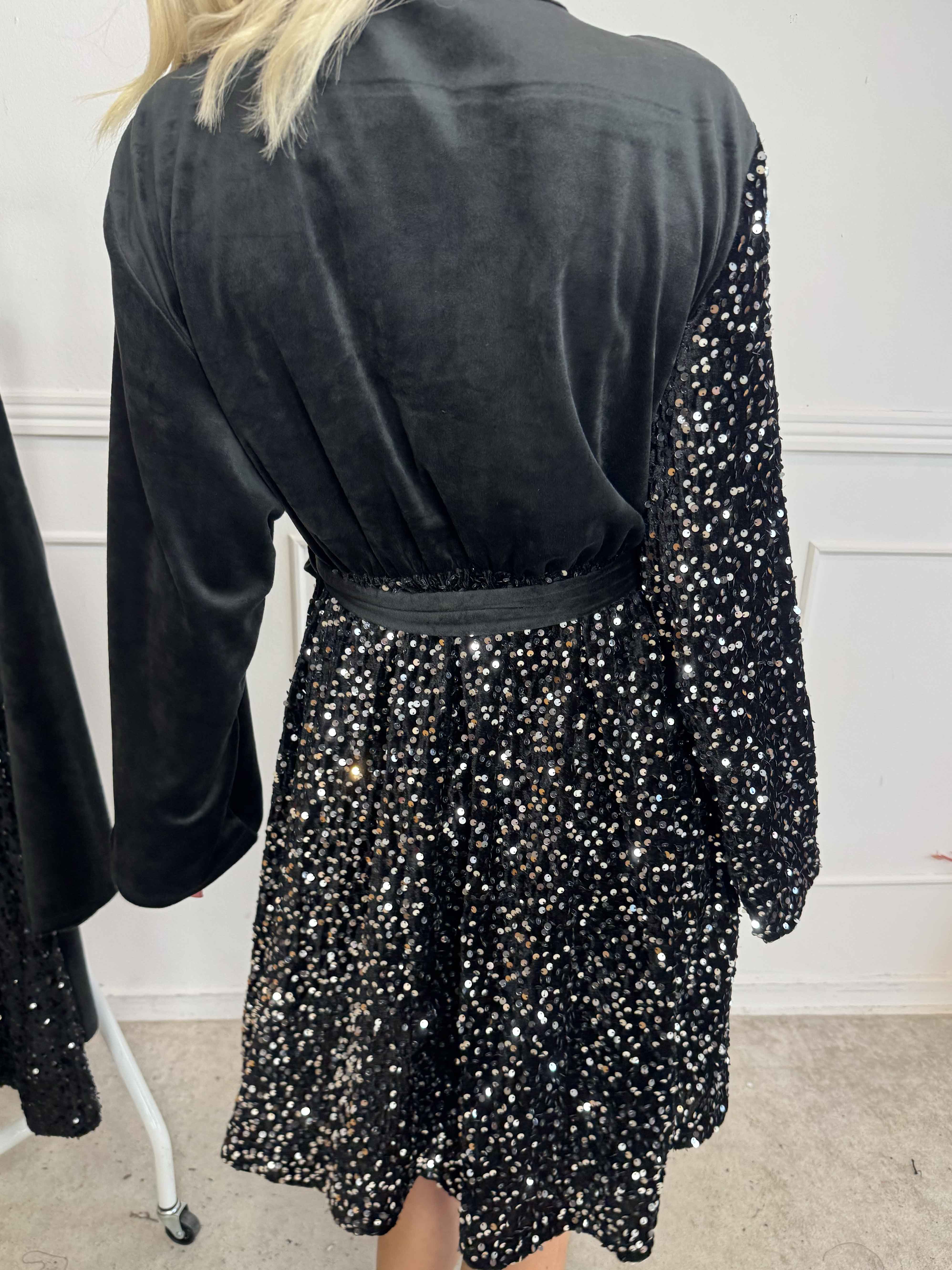 Bling - Söt plus size velourklänning i omlottlook med paljetter