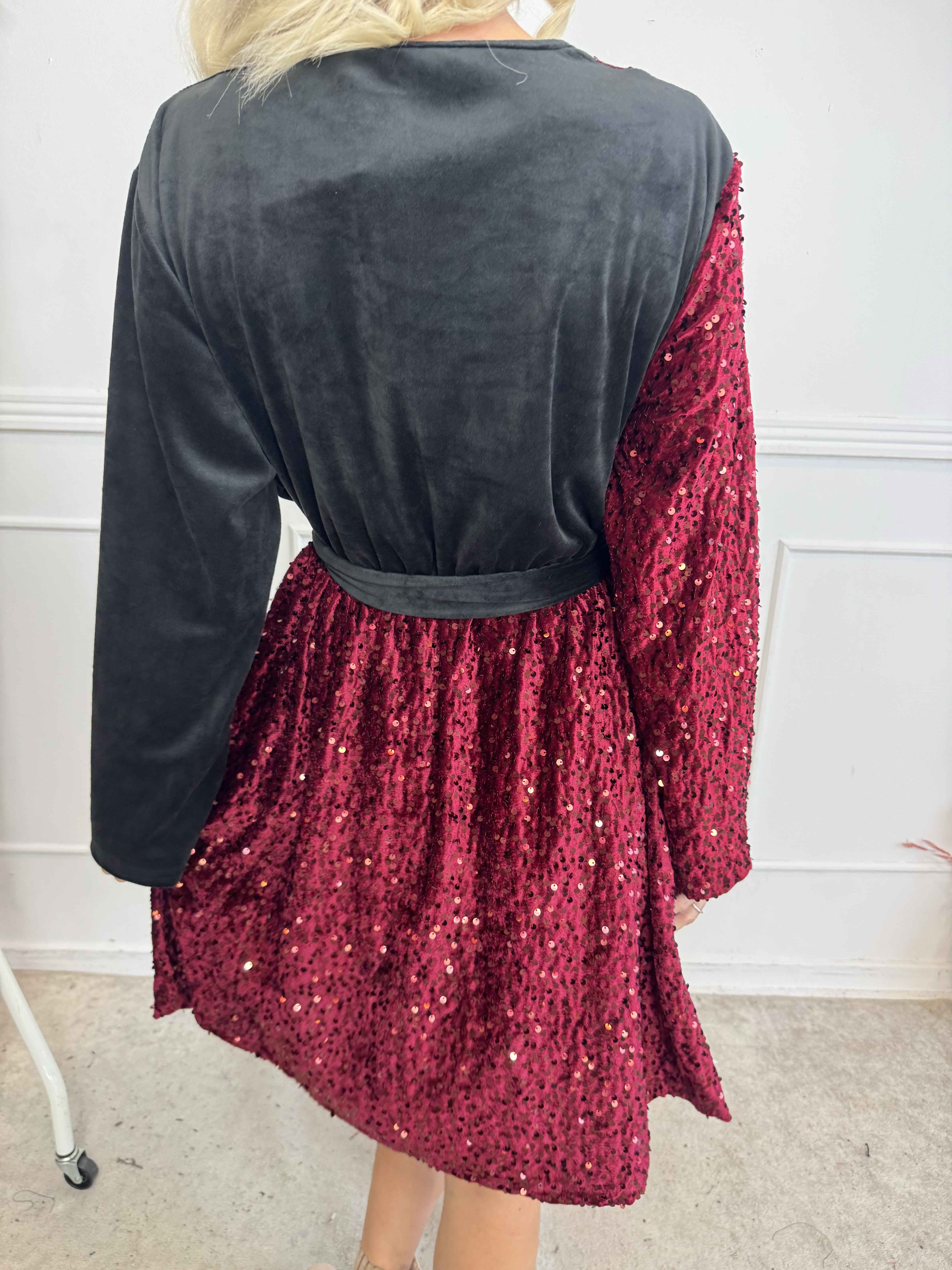 Bling - Söt plus size velourklänning i omlottlook med paljetter