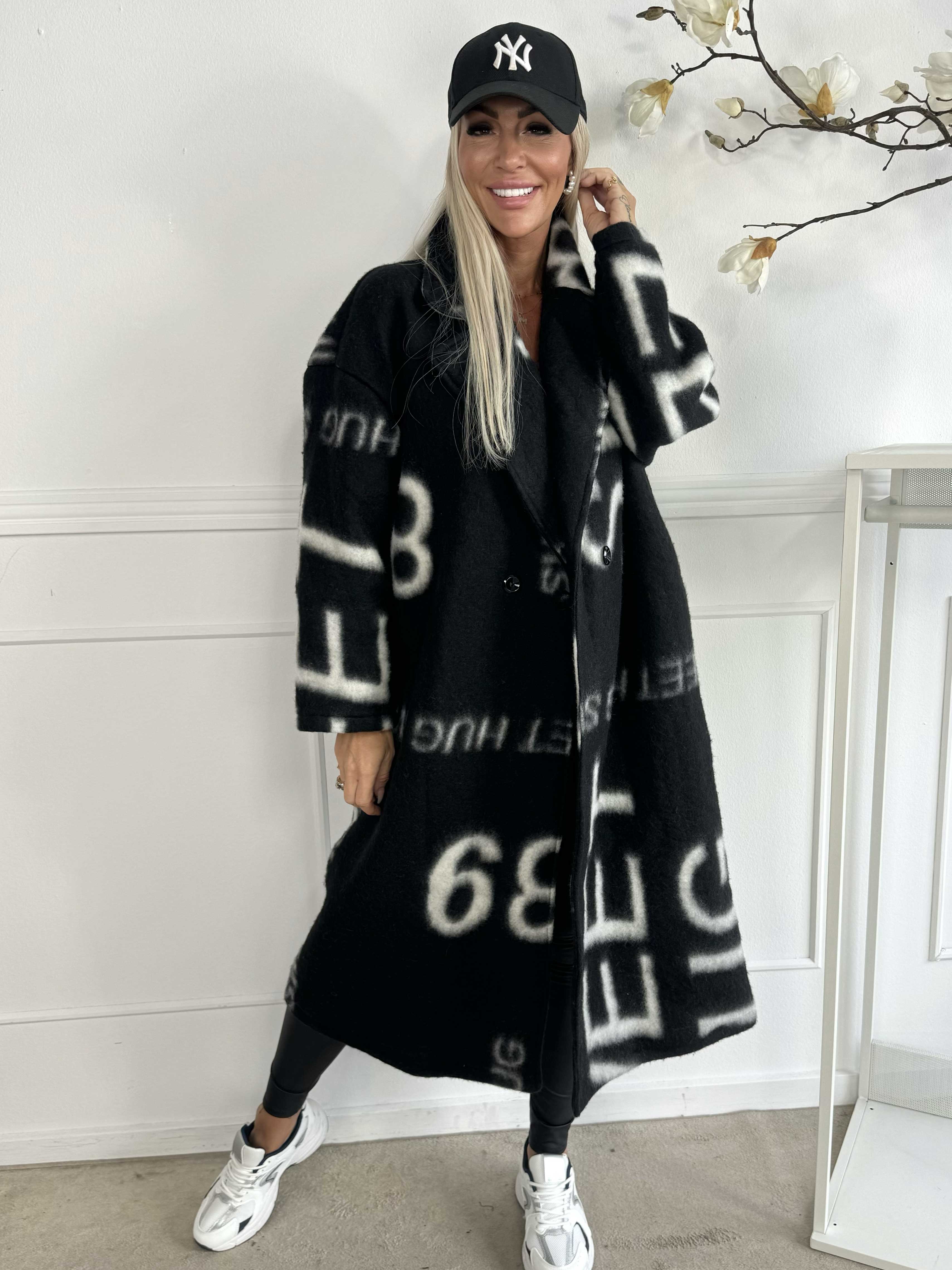 Daniela - Lång mjuk kappa med skrift och ull i