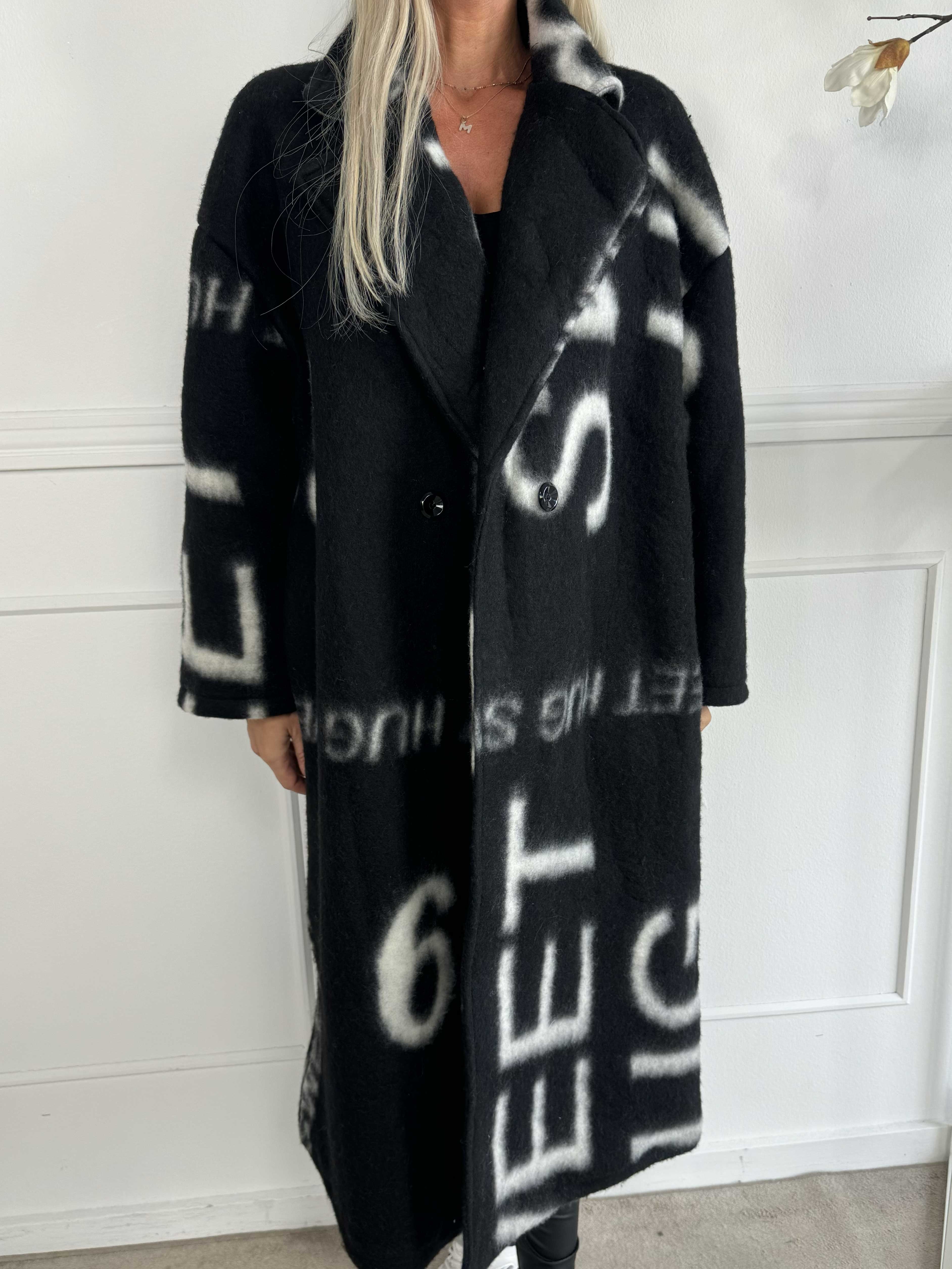 Daniela - Lång mjuk kappa med skrift och ull i