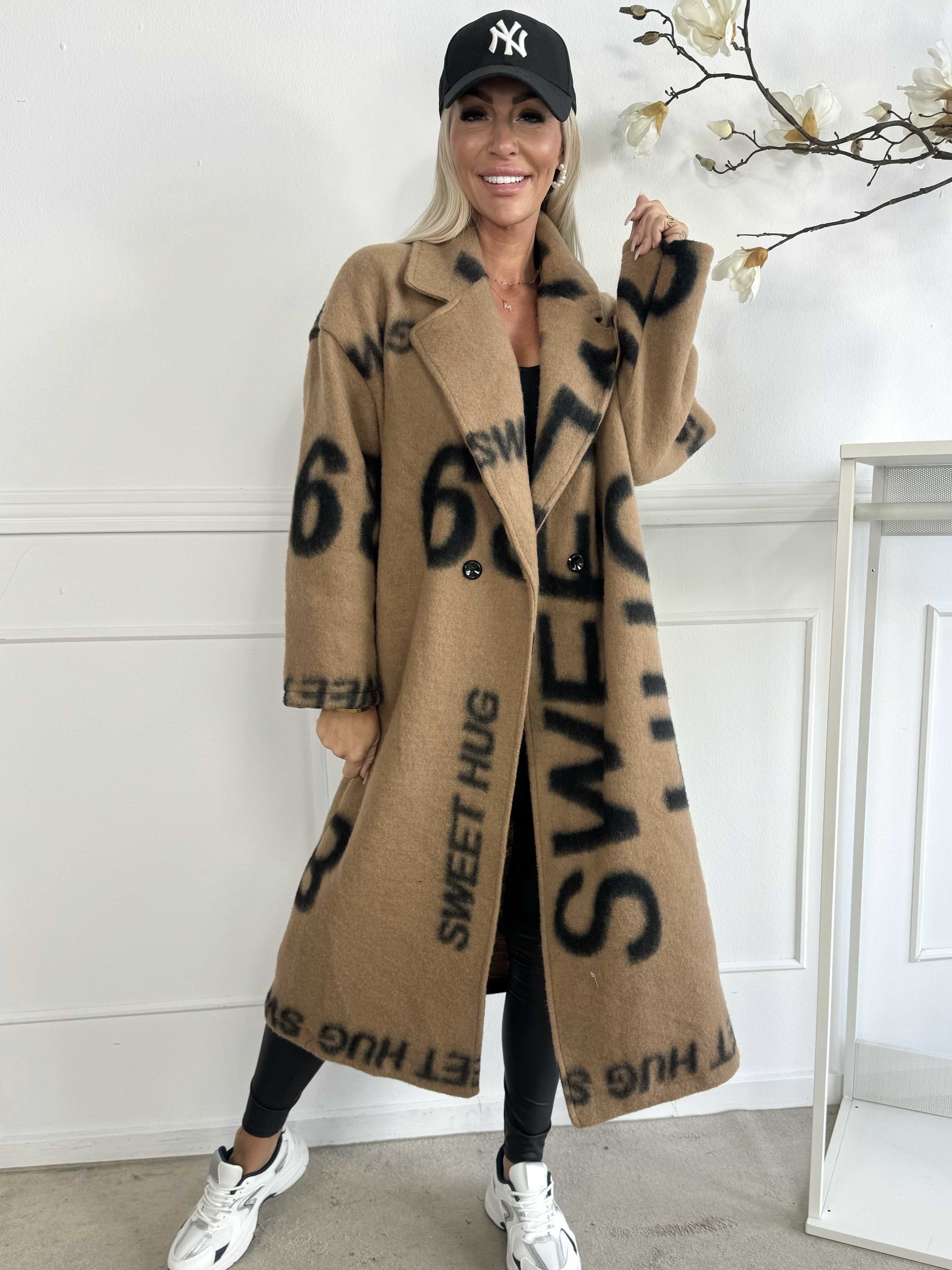 Daniela - Lång mjuk kappa med skrift och ull i