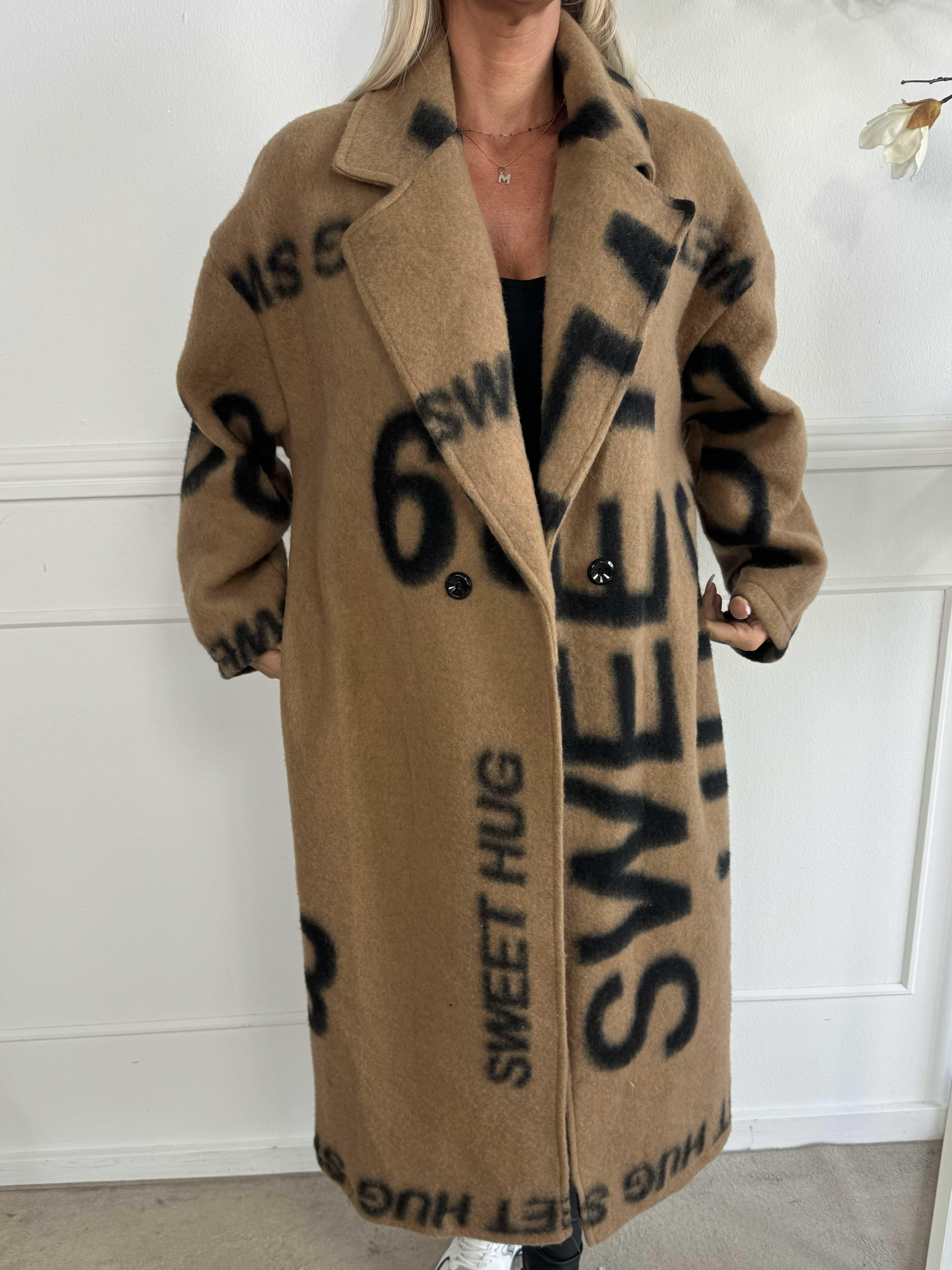 Daniela - Lång mjuk kappa med skrift och ull i