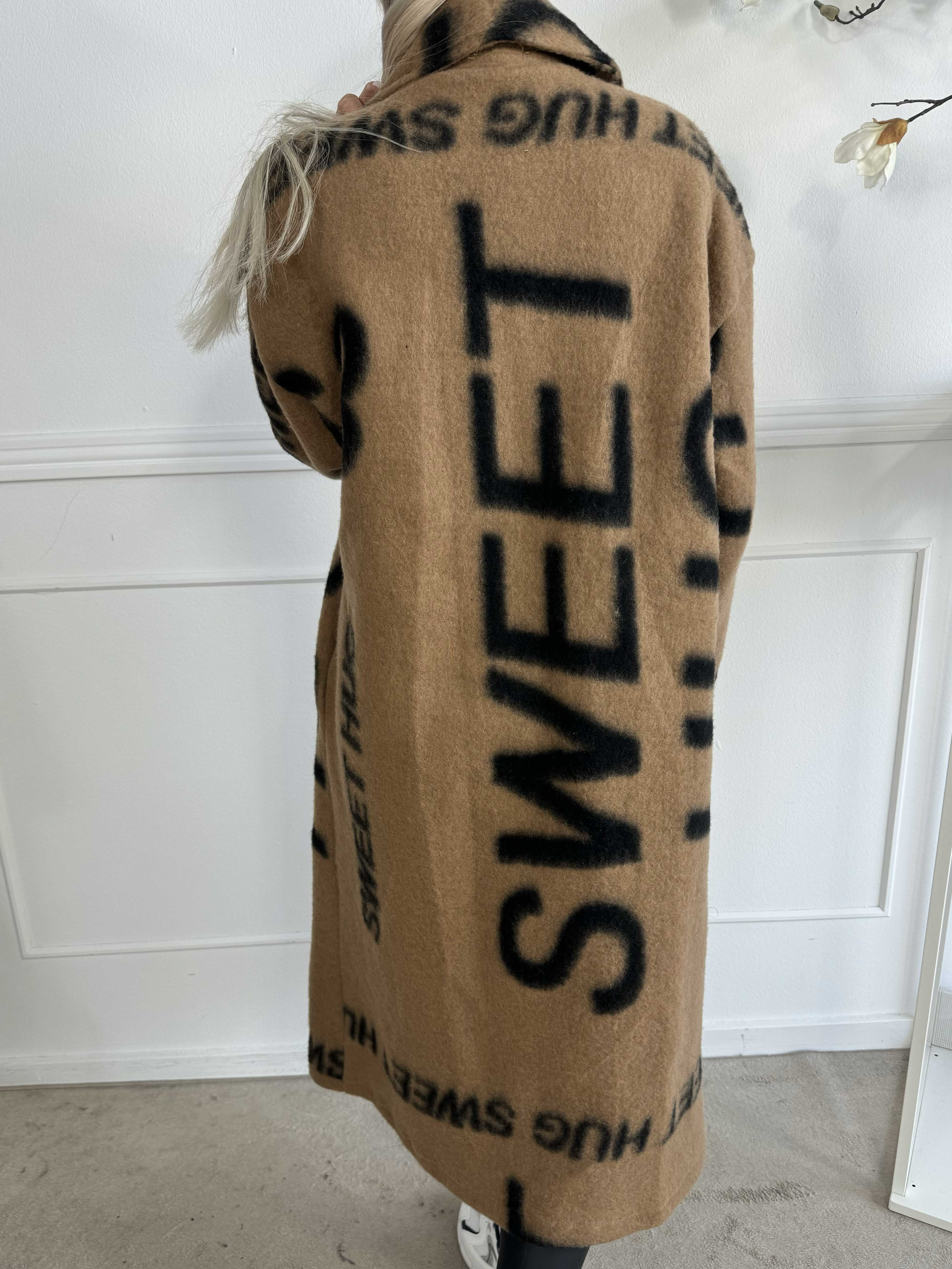 Daniela - Lång mjuk kappa med skrift och ull i