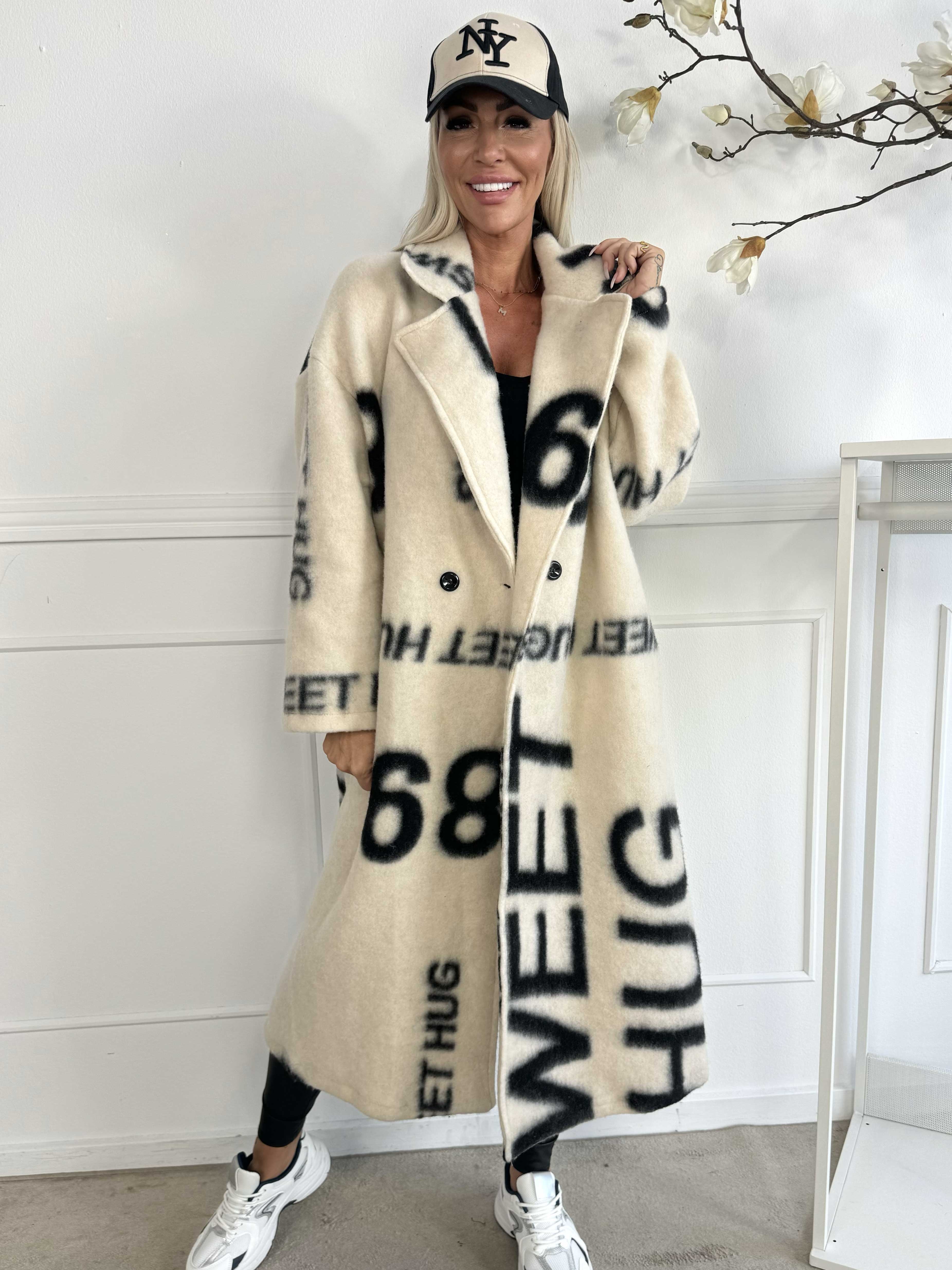 Daniela - Lång mjuk kappa med skrift och ull i