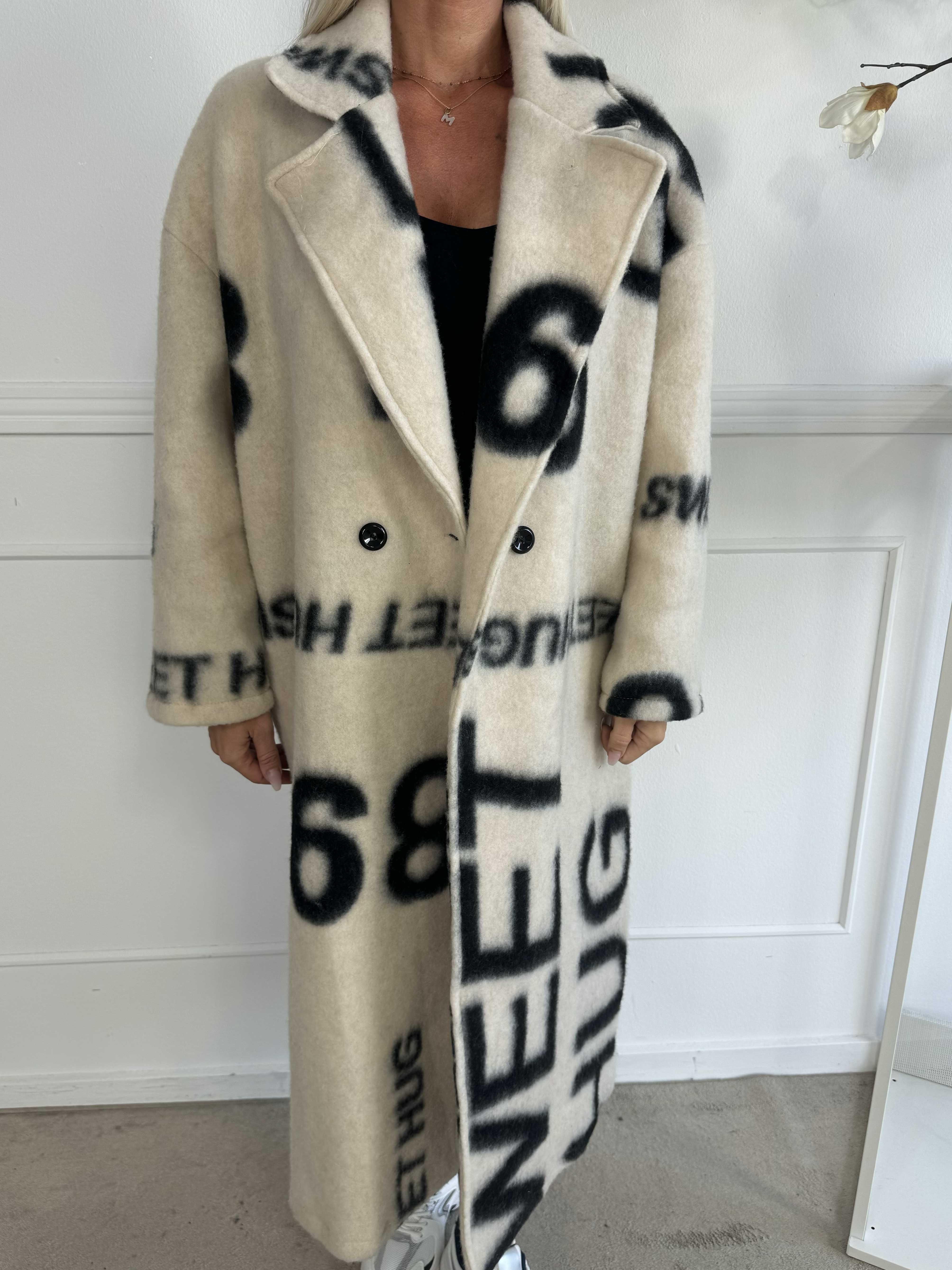 Daniela - Lång mjuk kappa med skrift och ull i