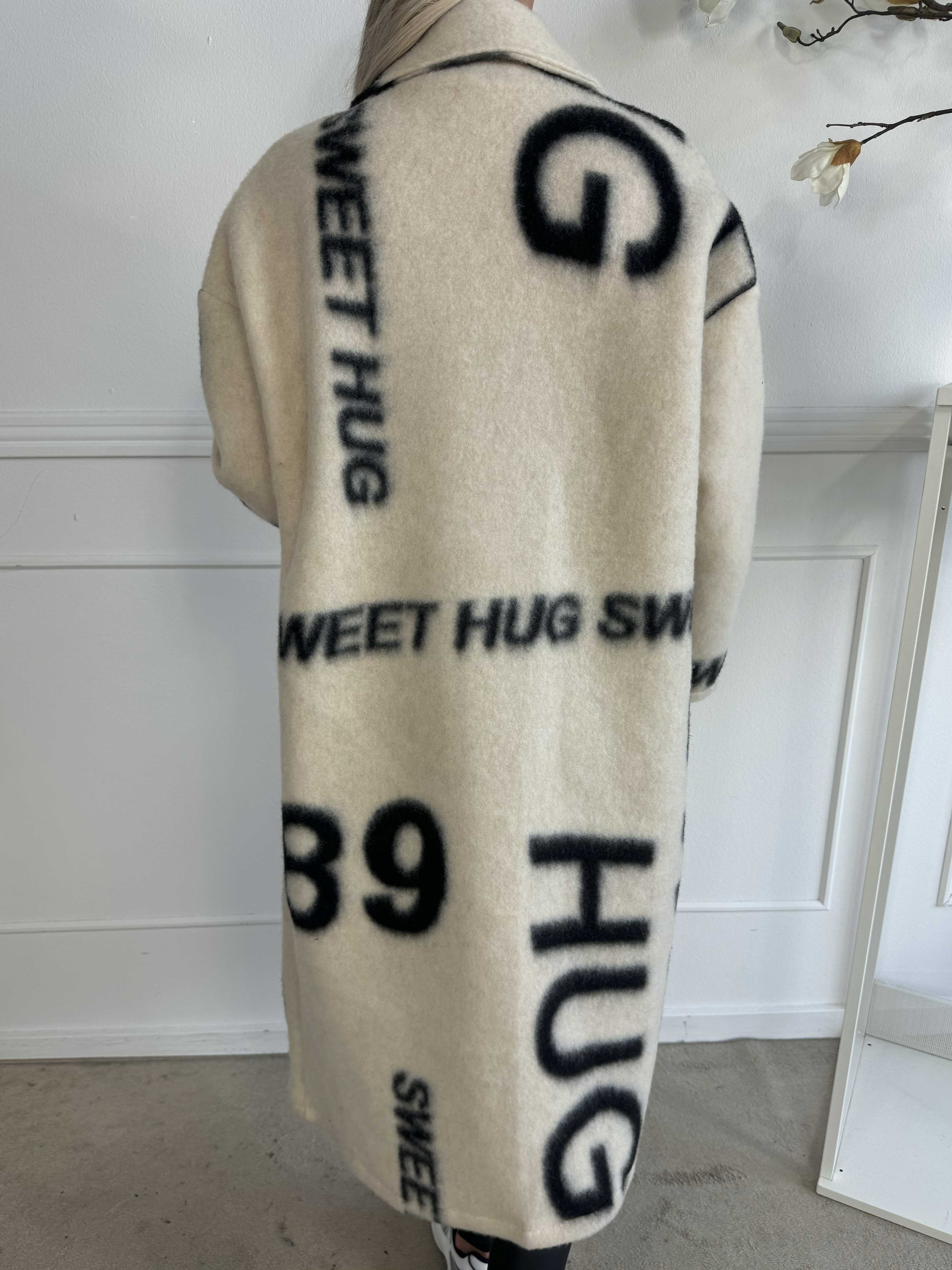 Daniela - Lång mjuk kappa med skrift och ull i