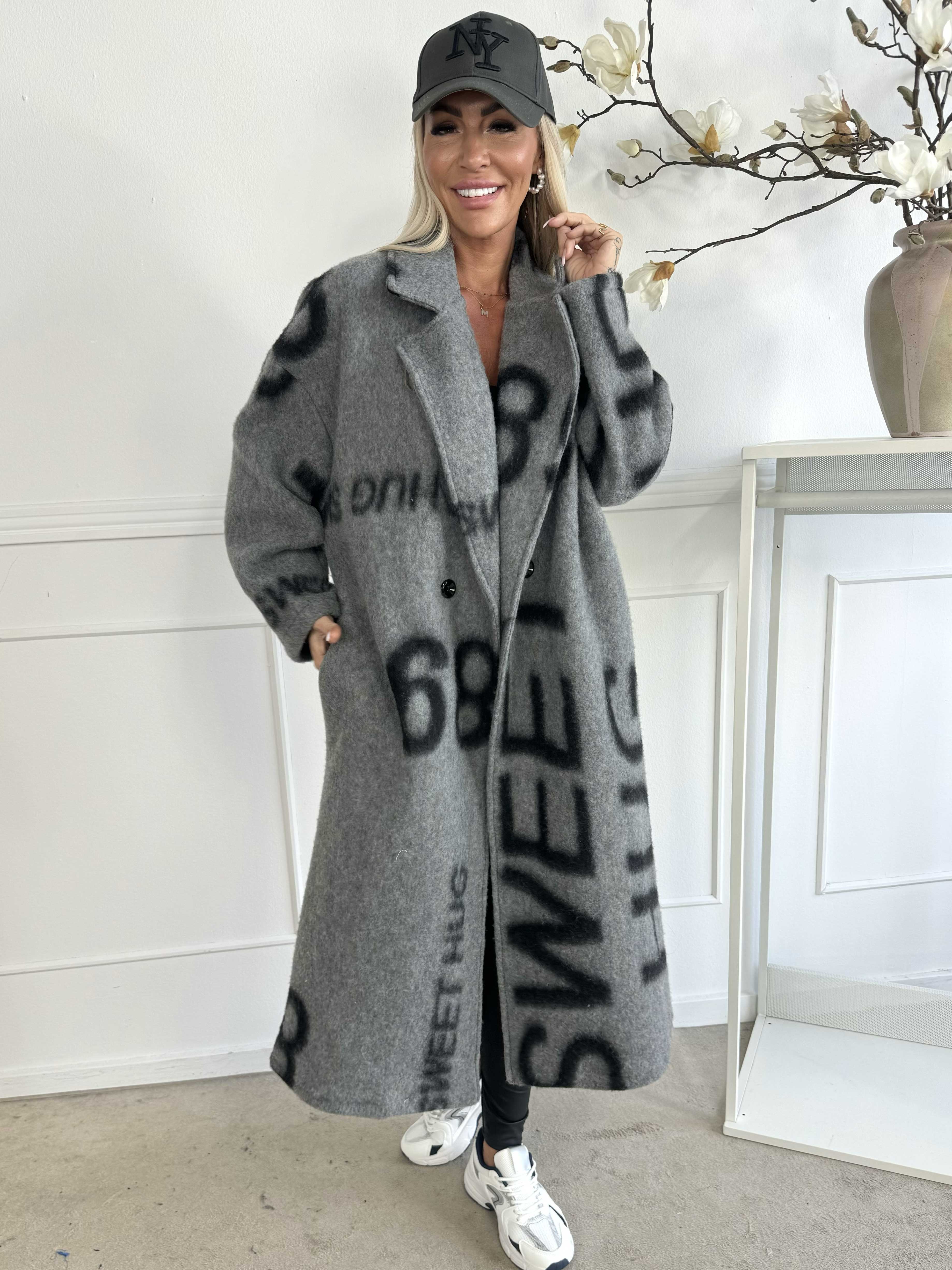 Daniela - Lång mjuk kappa med skrift och ull i