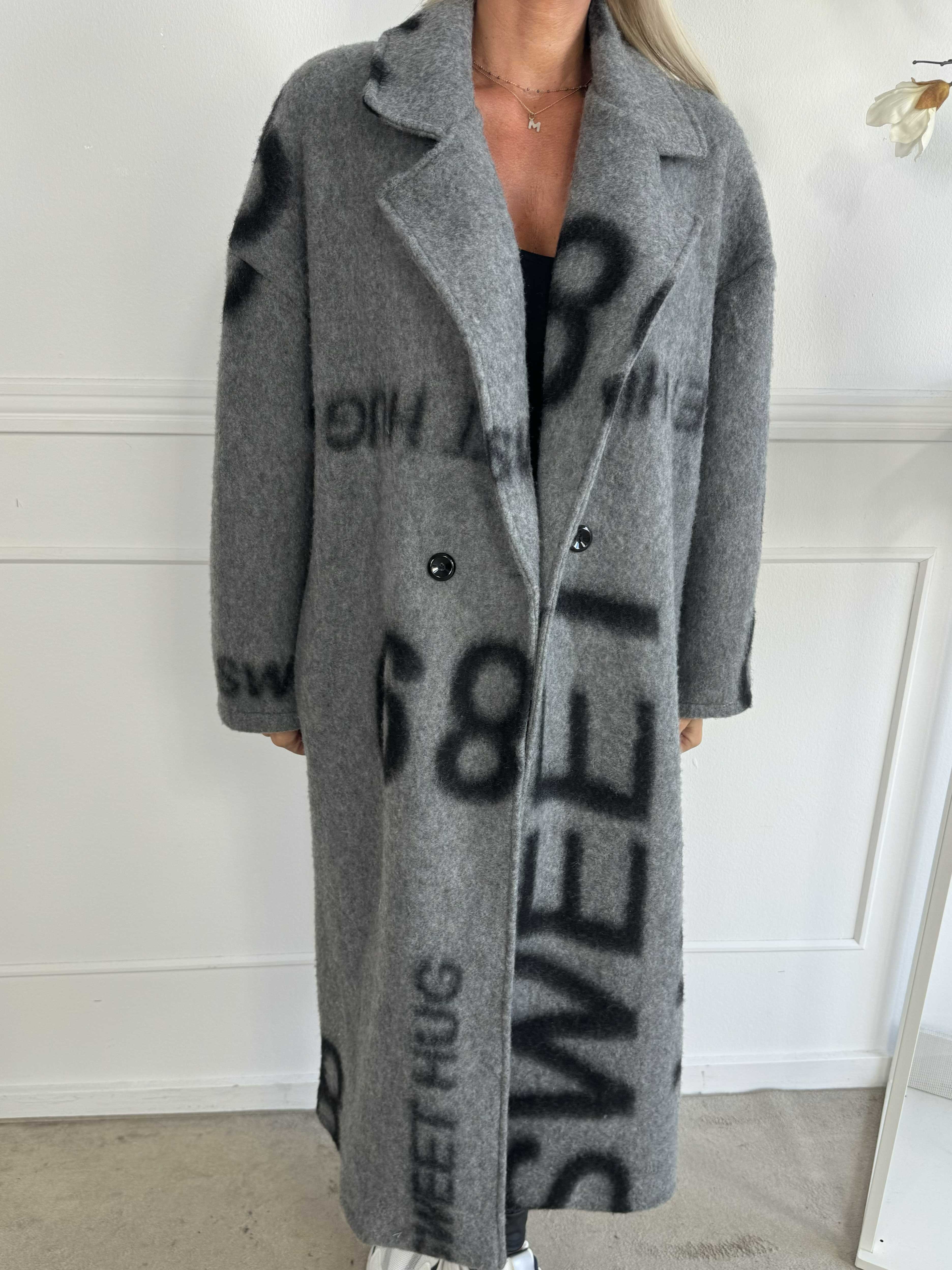 Daniela - Lång mjuk kappa med skrift och ull i