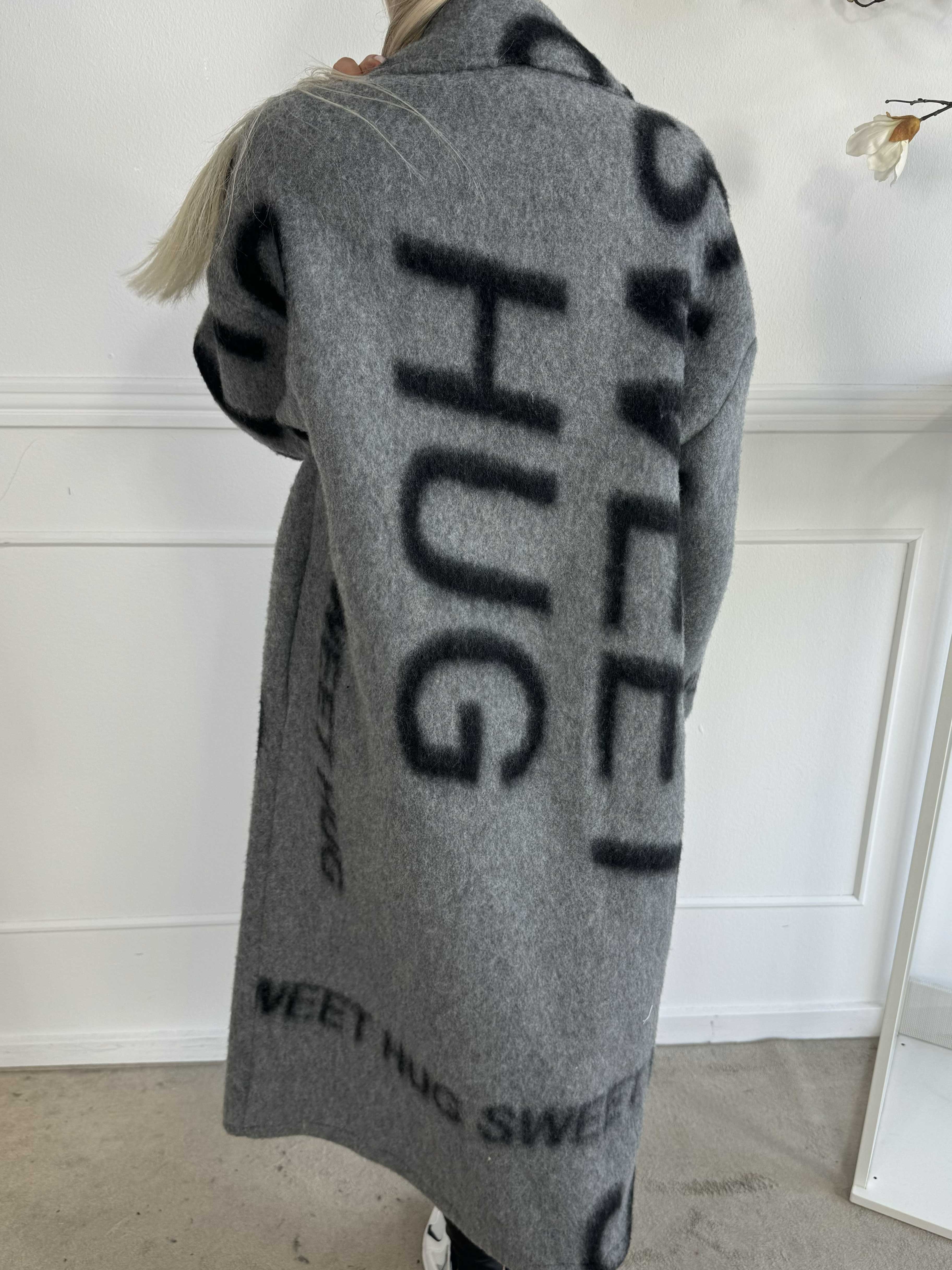 Daniela - Lång mjuk kappa med skrift och ull i