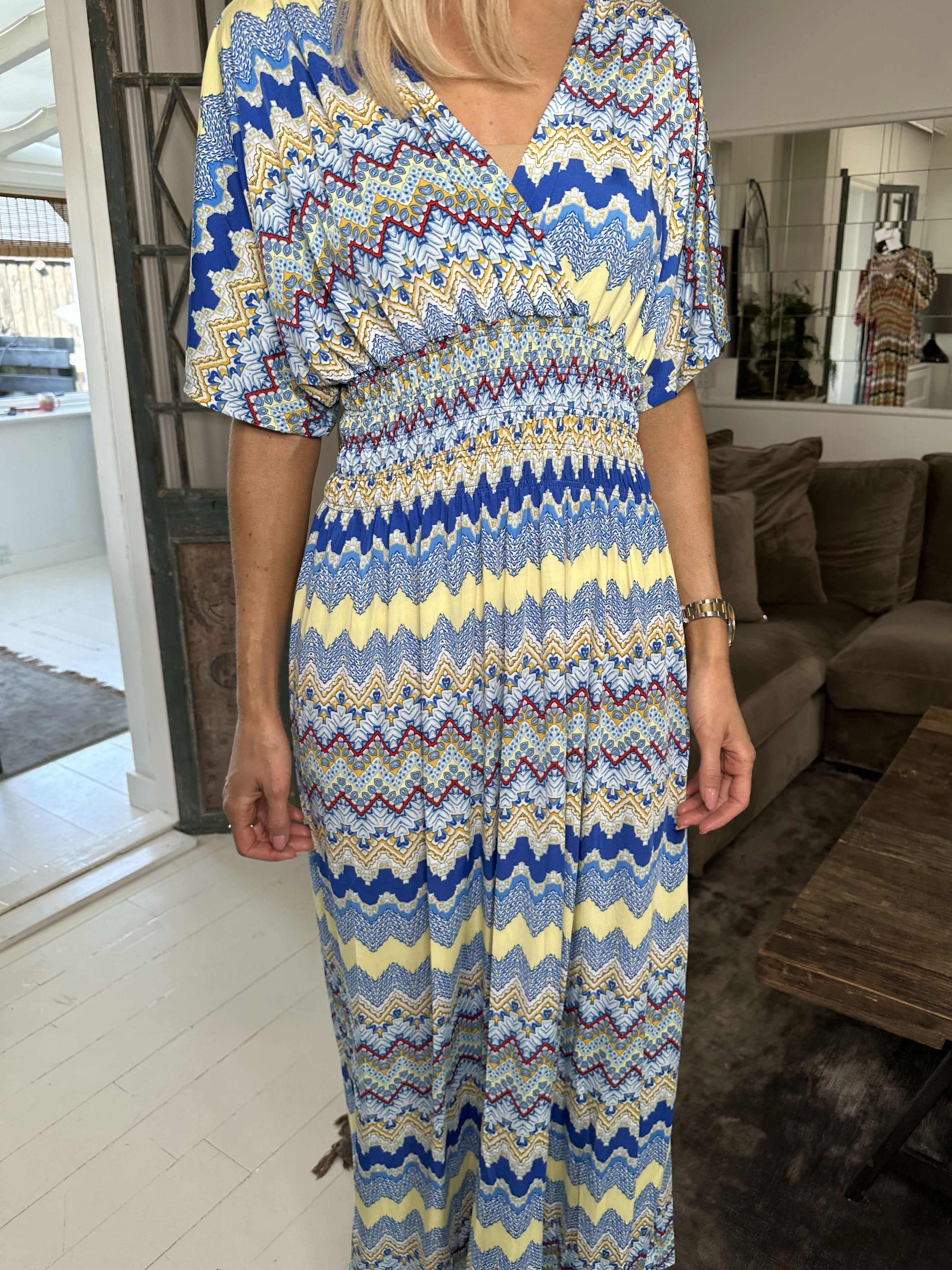 Pams Zigzag - Lång elastisk klänning i skrynkelfritt material