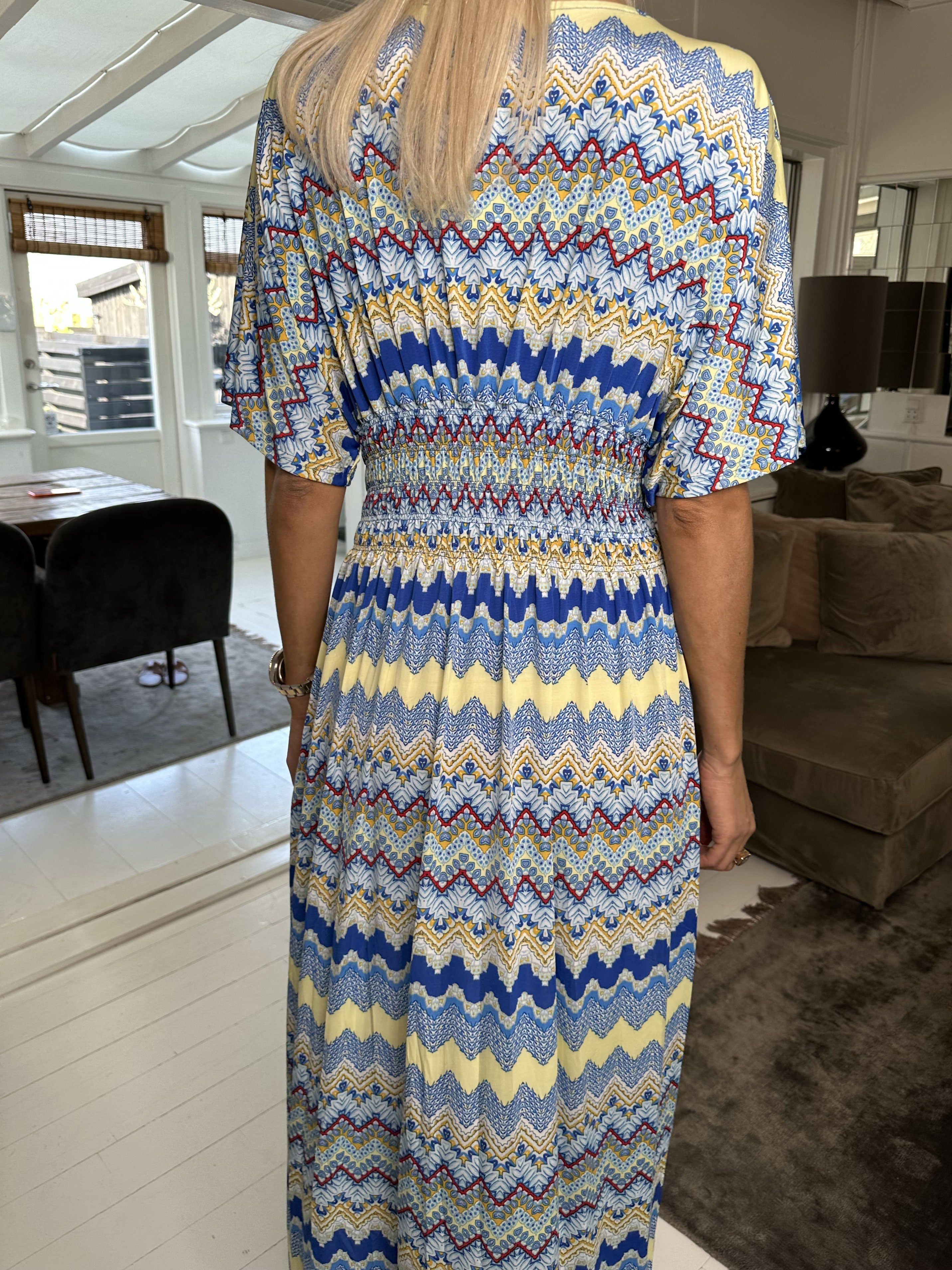 Pams Zigzag - Lång elastisk klänning i skrynkelfritt material