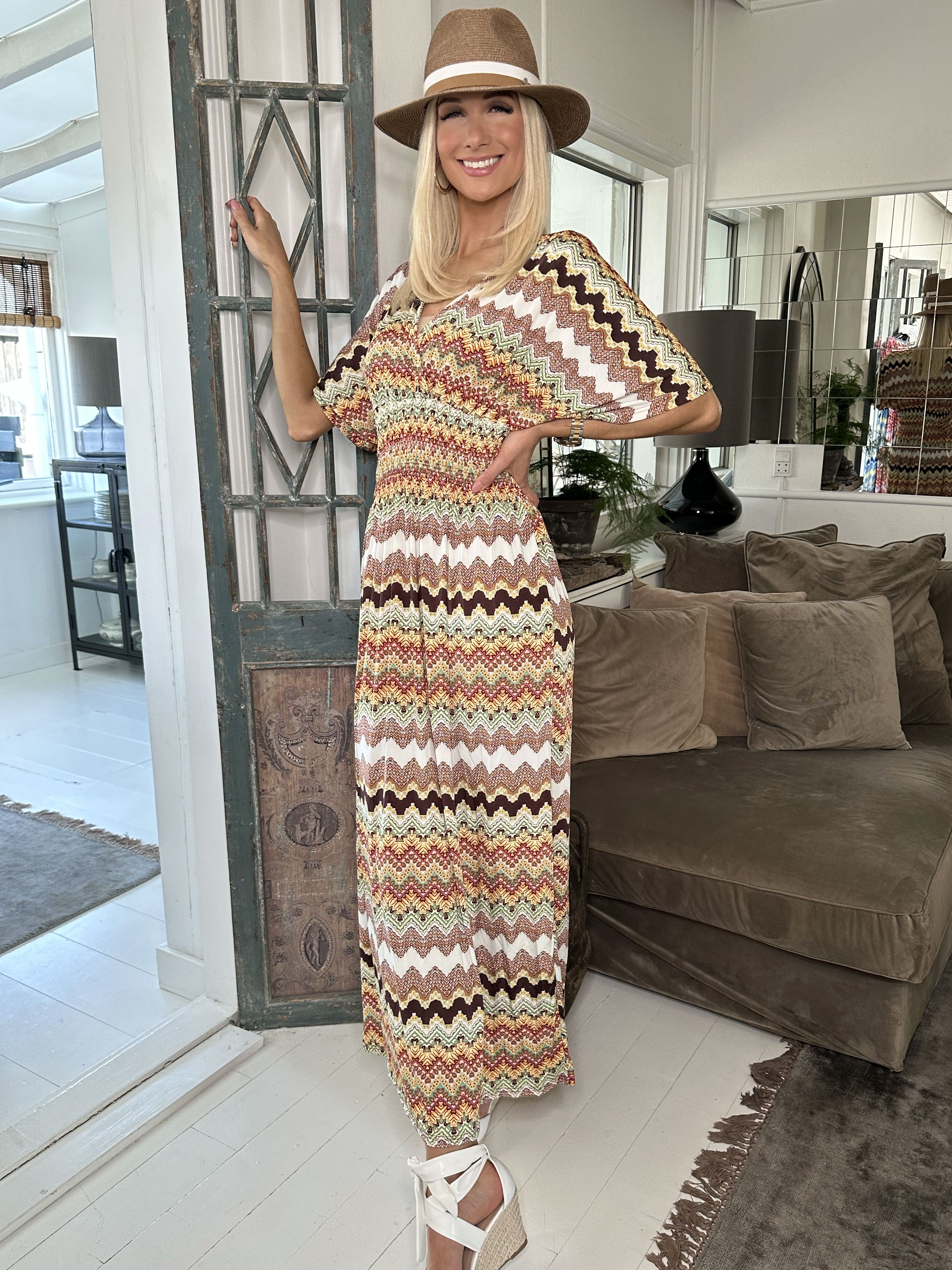 Pams Zigzag - Lång elastisk klänning i skrynkelfritt material