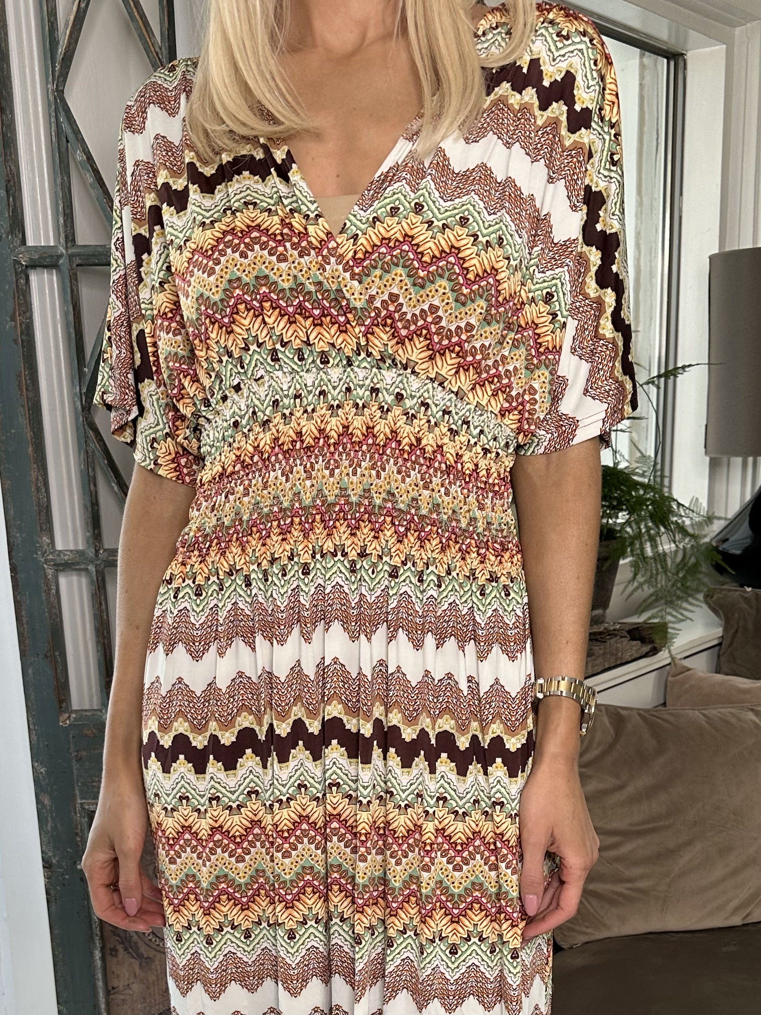 Pams Zigzag - Lång elastisk klänning i skrynkelfritt material