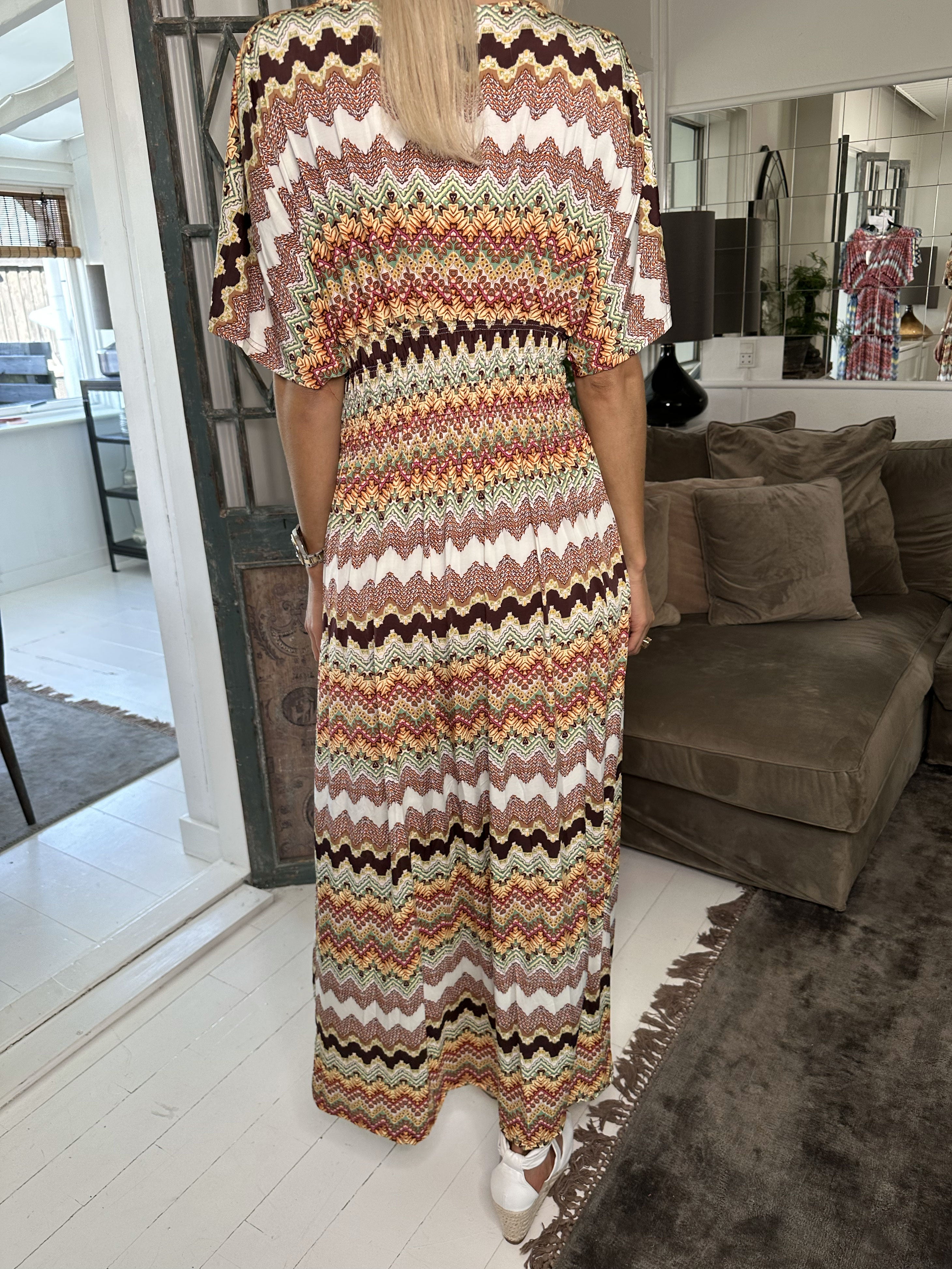 Pams Zigzag - Lång elastisk klänning i skrynkelfritt material