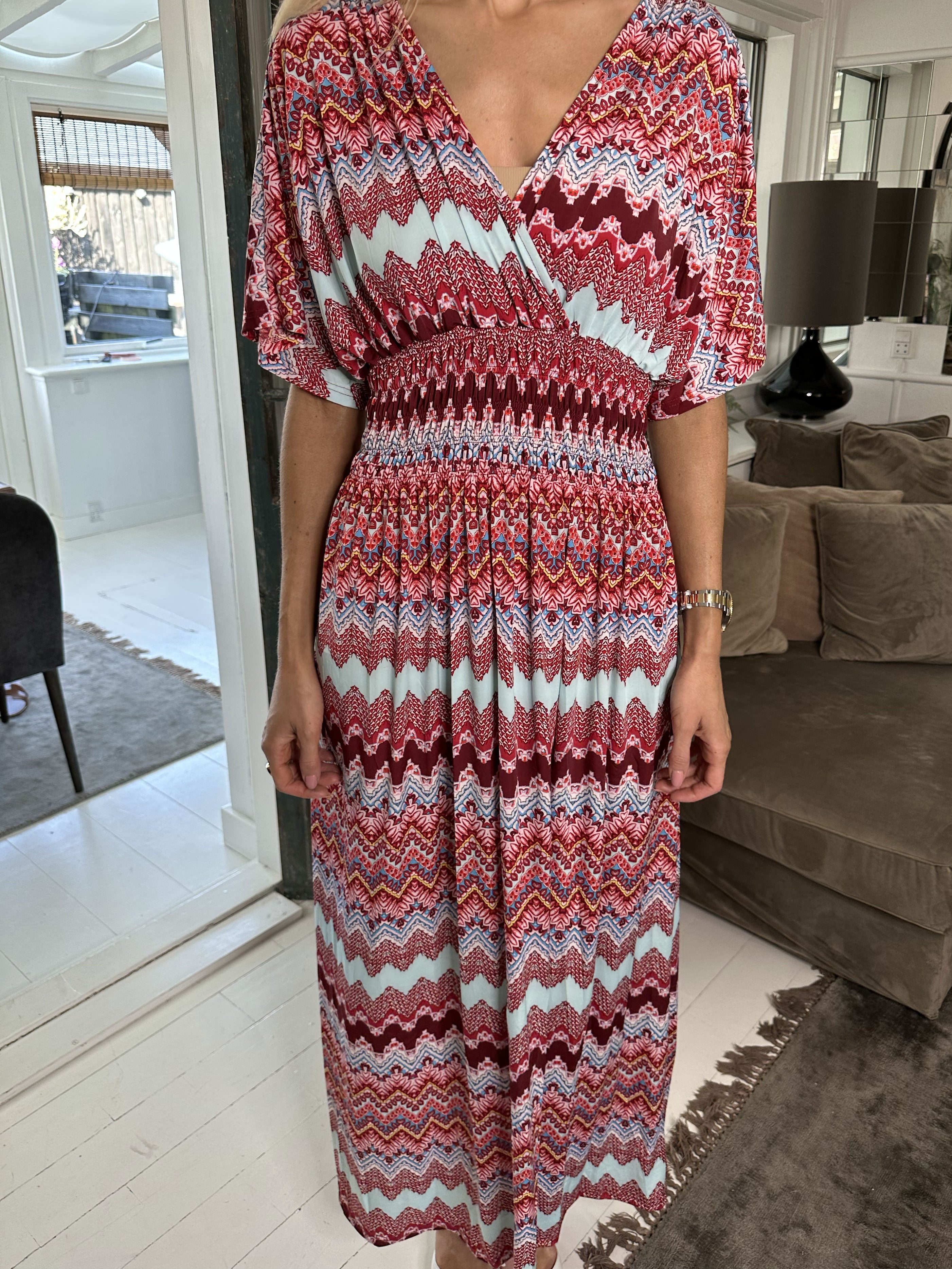 Pams Zigzag - Lång elastisk klänning i skrynkelfritt material