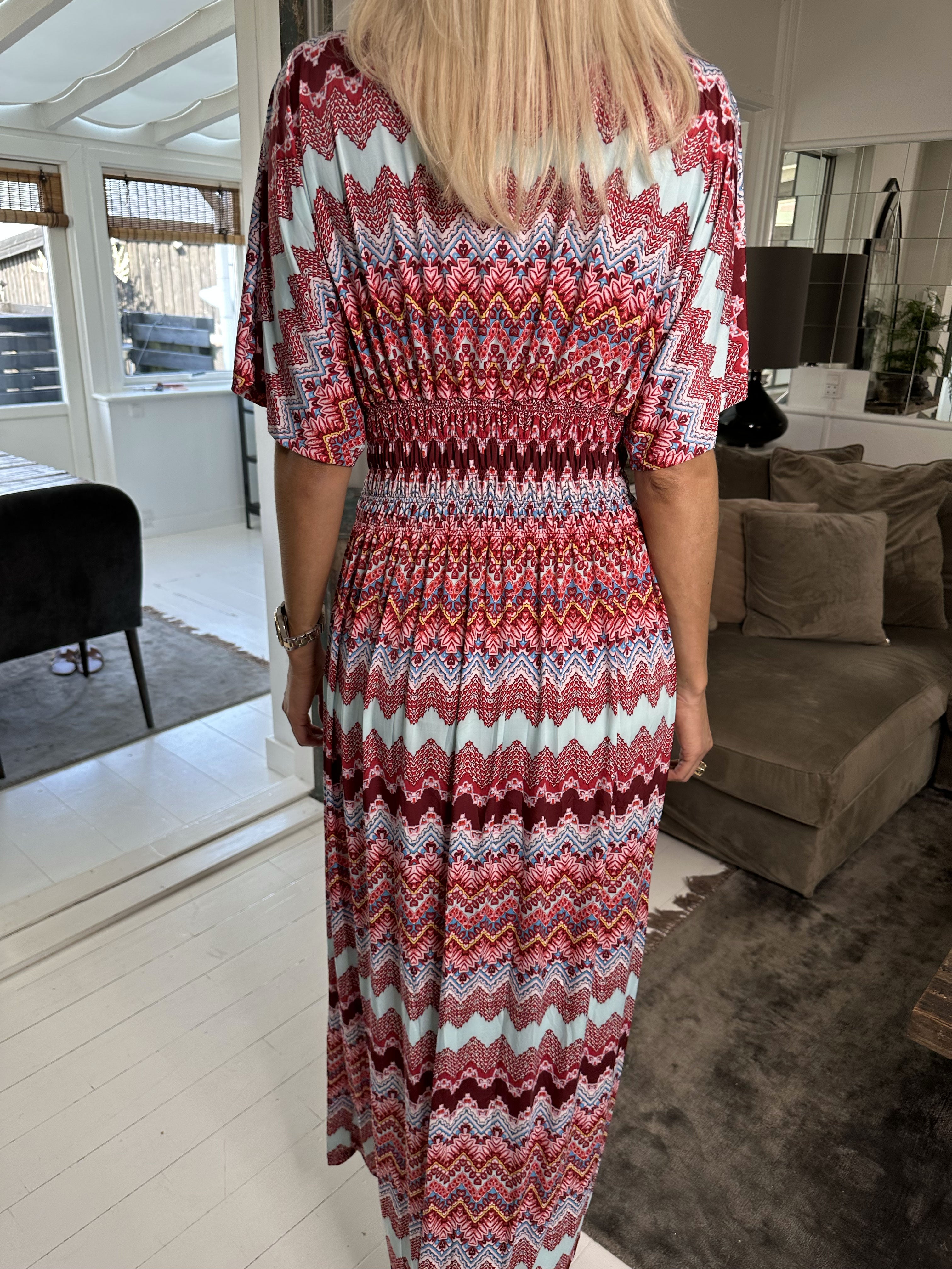 Pams Zigzag - Lång elastisk klänning i skrynkelfritt material