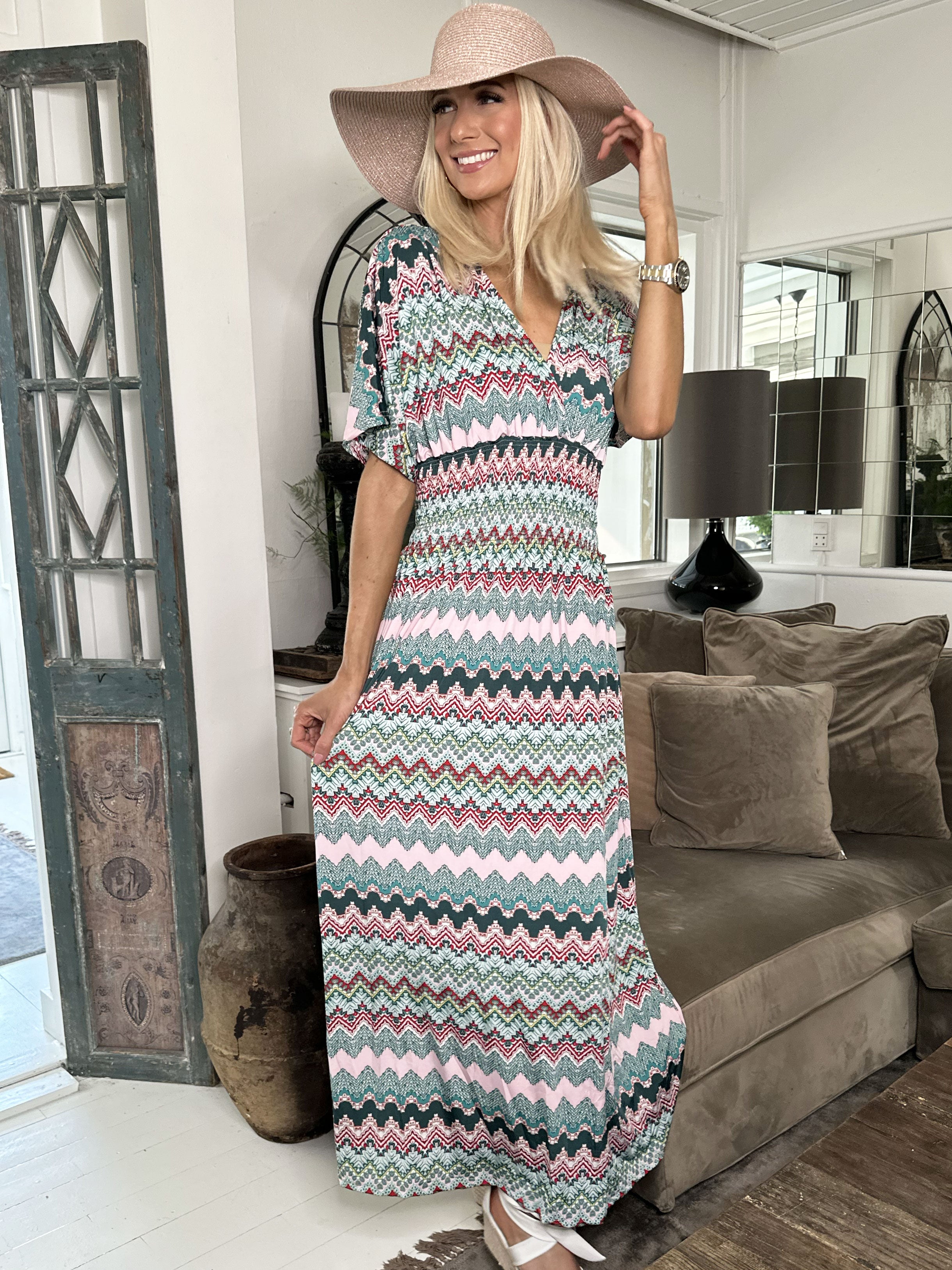 Pams Zigzag - Lång elastisk klänning i skrynkelfritt material