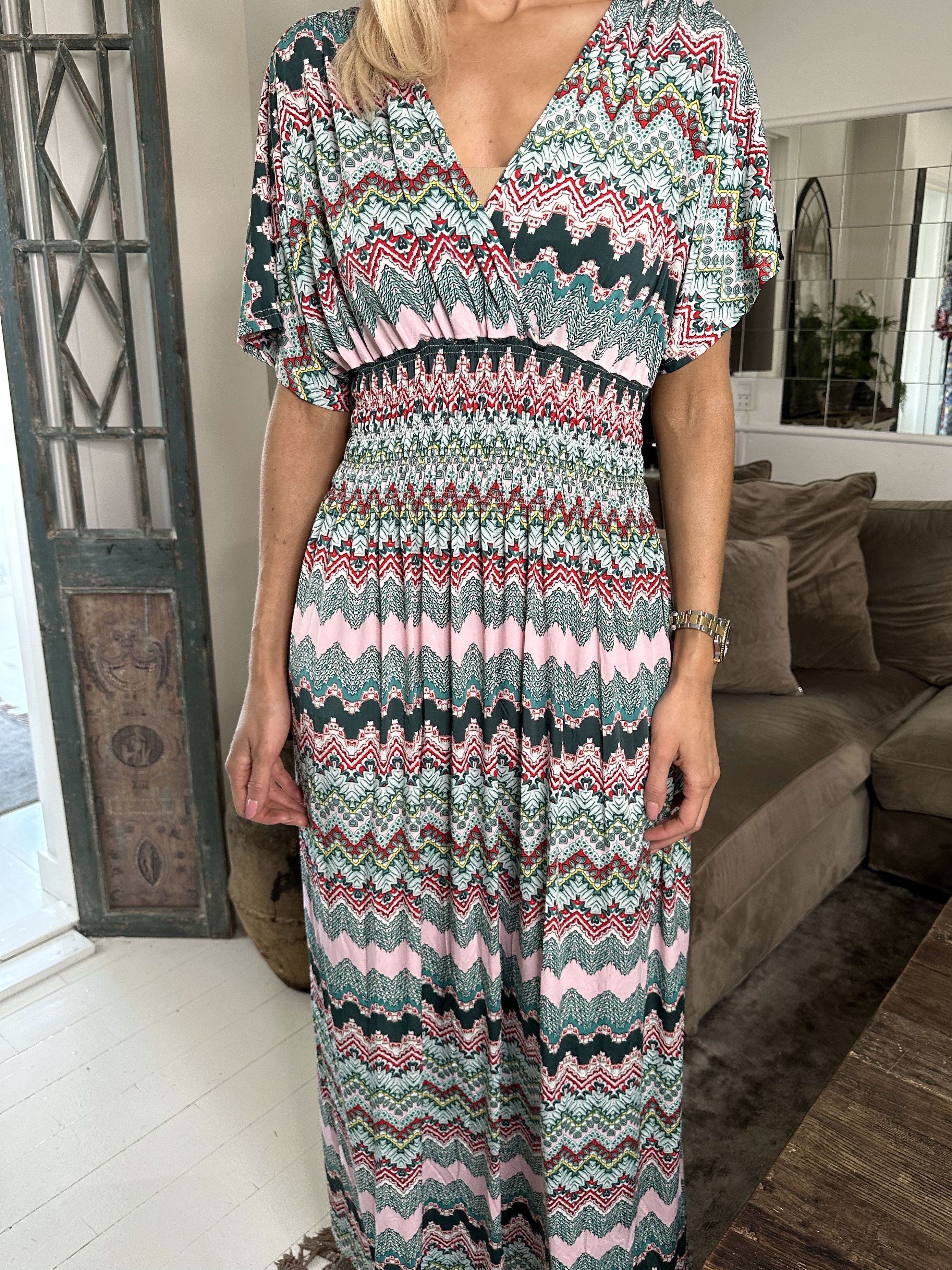 Pams Zigzag - Lång elastisk klänning i skrynkelfritt material