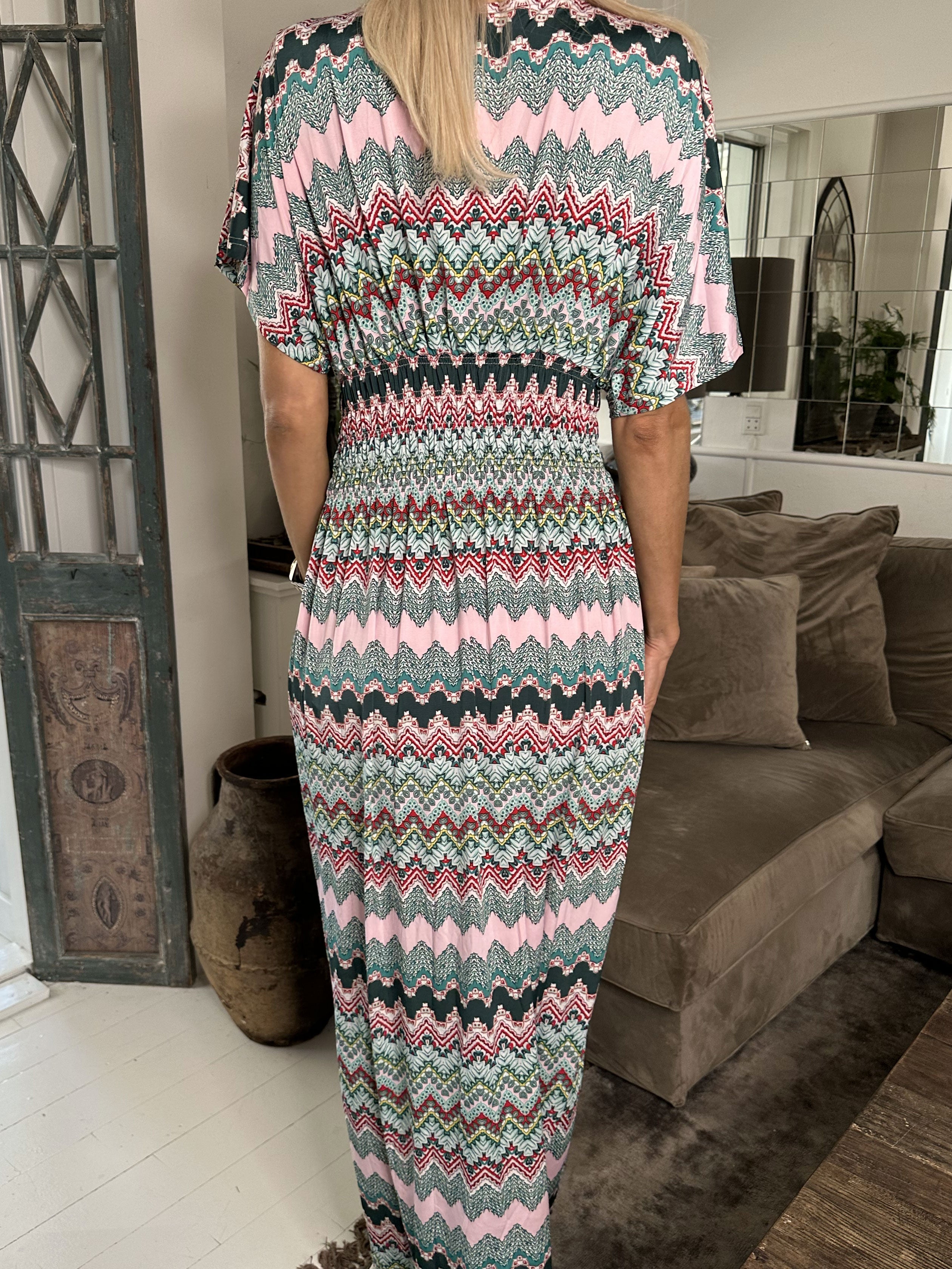 Pams Zigzag - Lång elastisk klänning i skrynkelfritt material