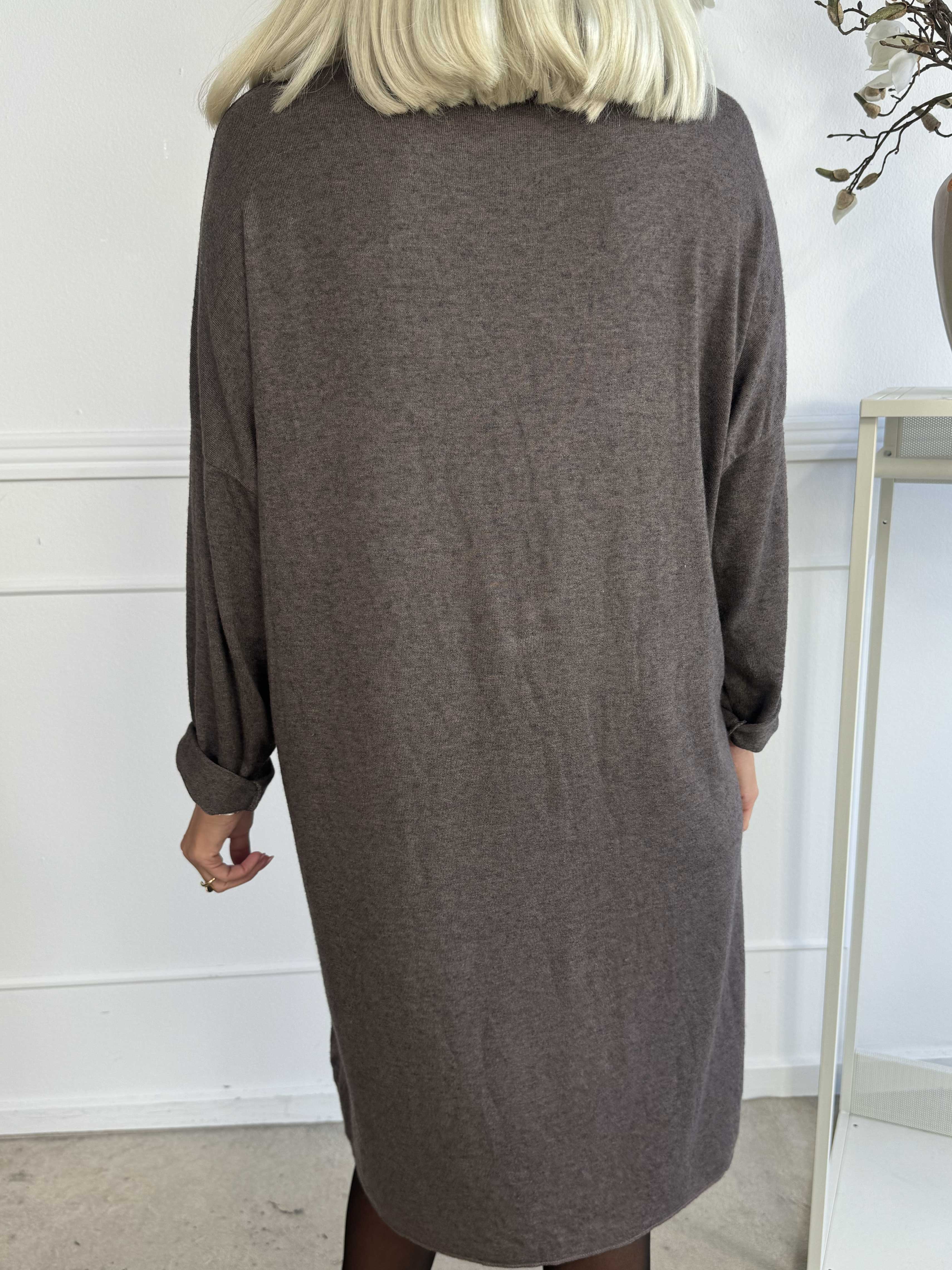 Djamila Long - Klänning i megamjuk viskos med v-ringning