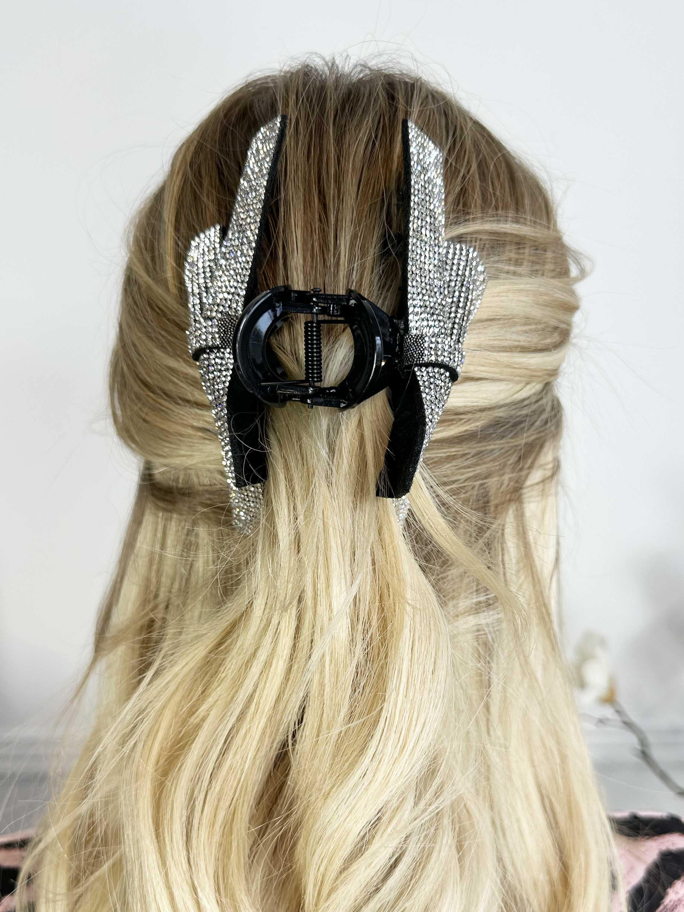 Madeleine - Stor rosettklämma med gjutning i imitation