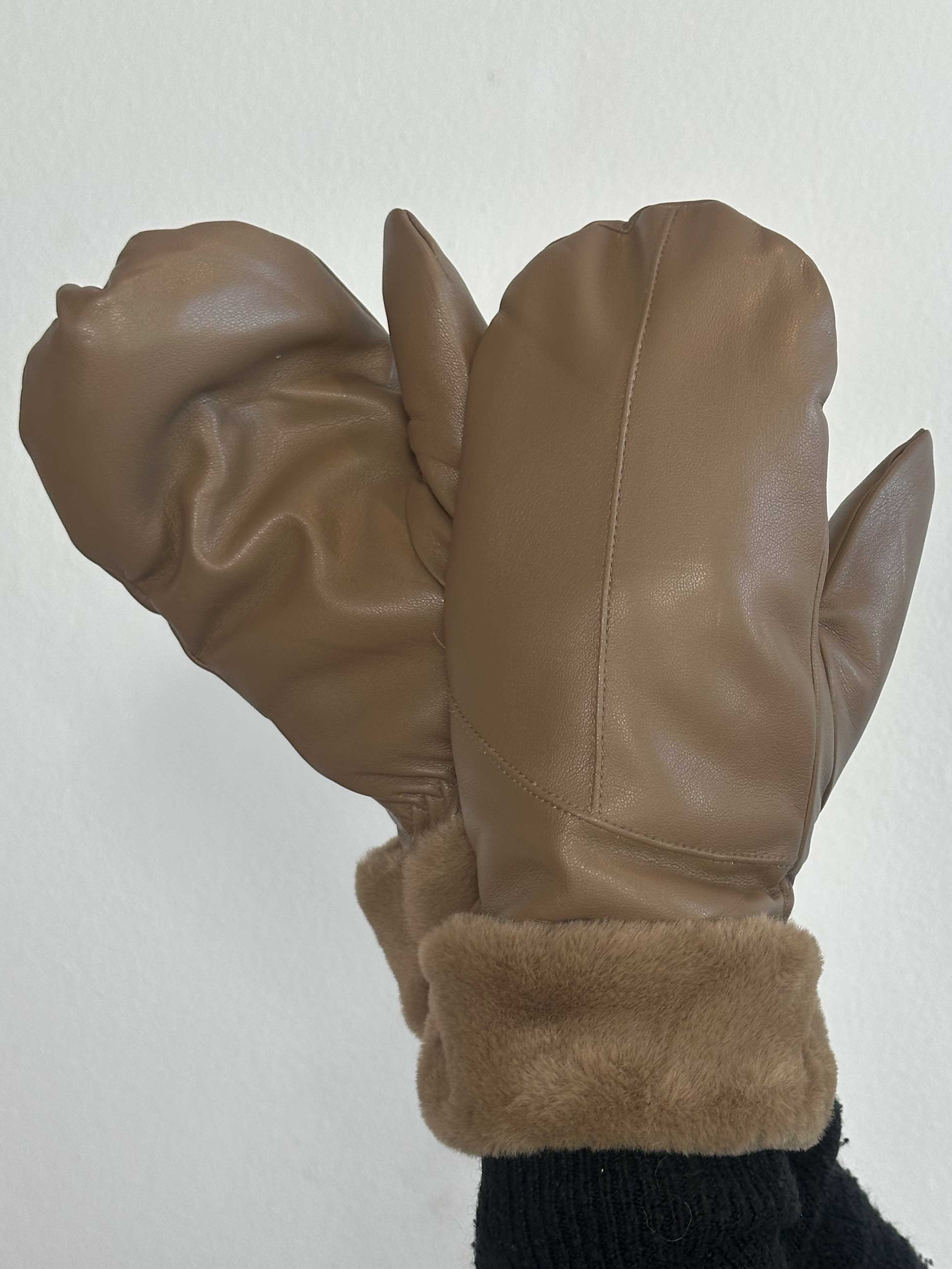 Helina - Svarta vantar i läderlook med mjukt foder