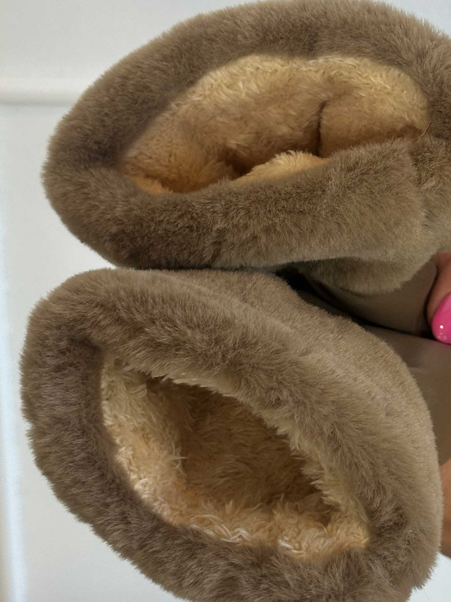 Helina - Svarta vantar i läderlook med mjukt foder