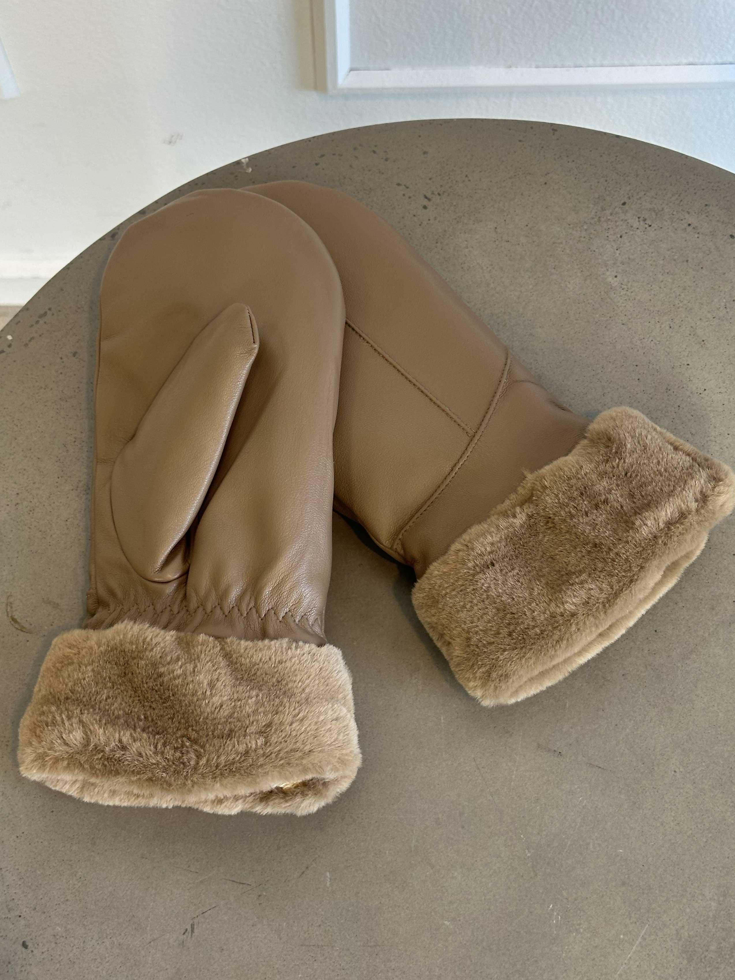 Helina - Svarta vantar i läderlook med mjukt foder