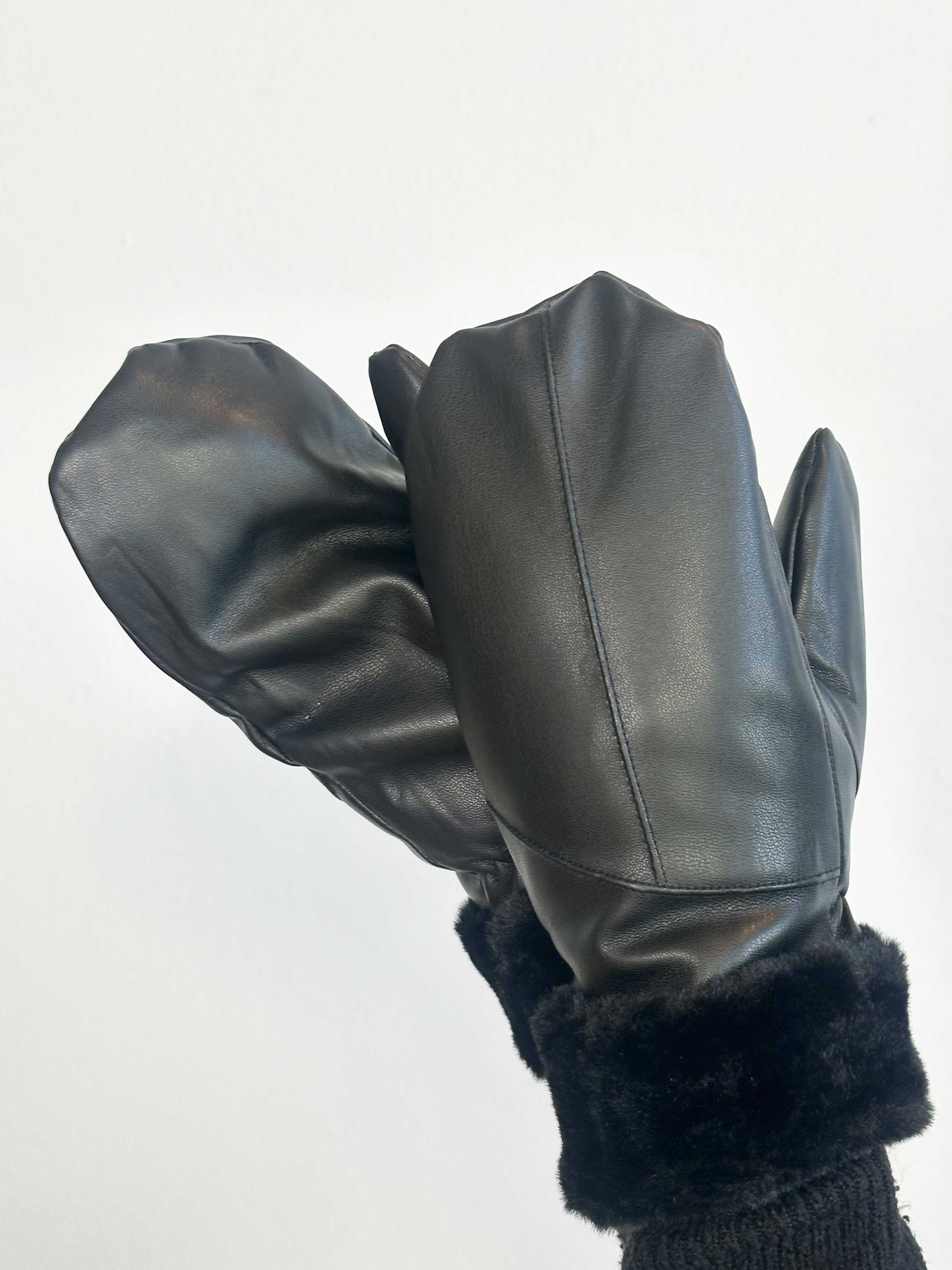 Helina - Svarta vantar i läderlook med mjukt foder