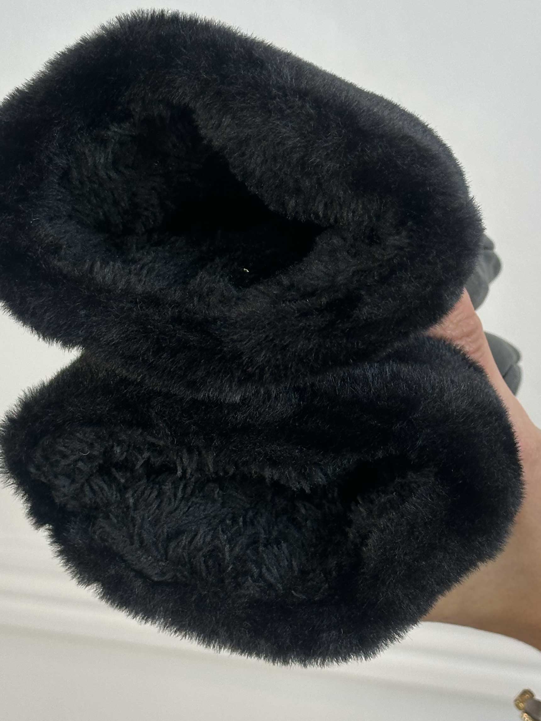 Helina - Svarta vantar i läderlook med mjukt foder