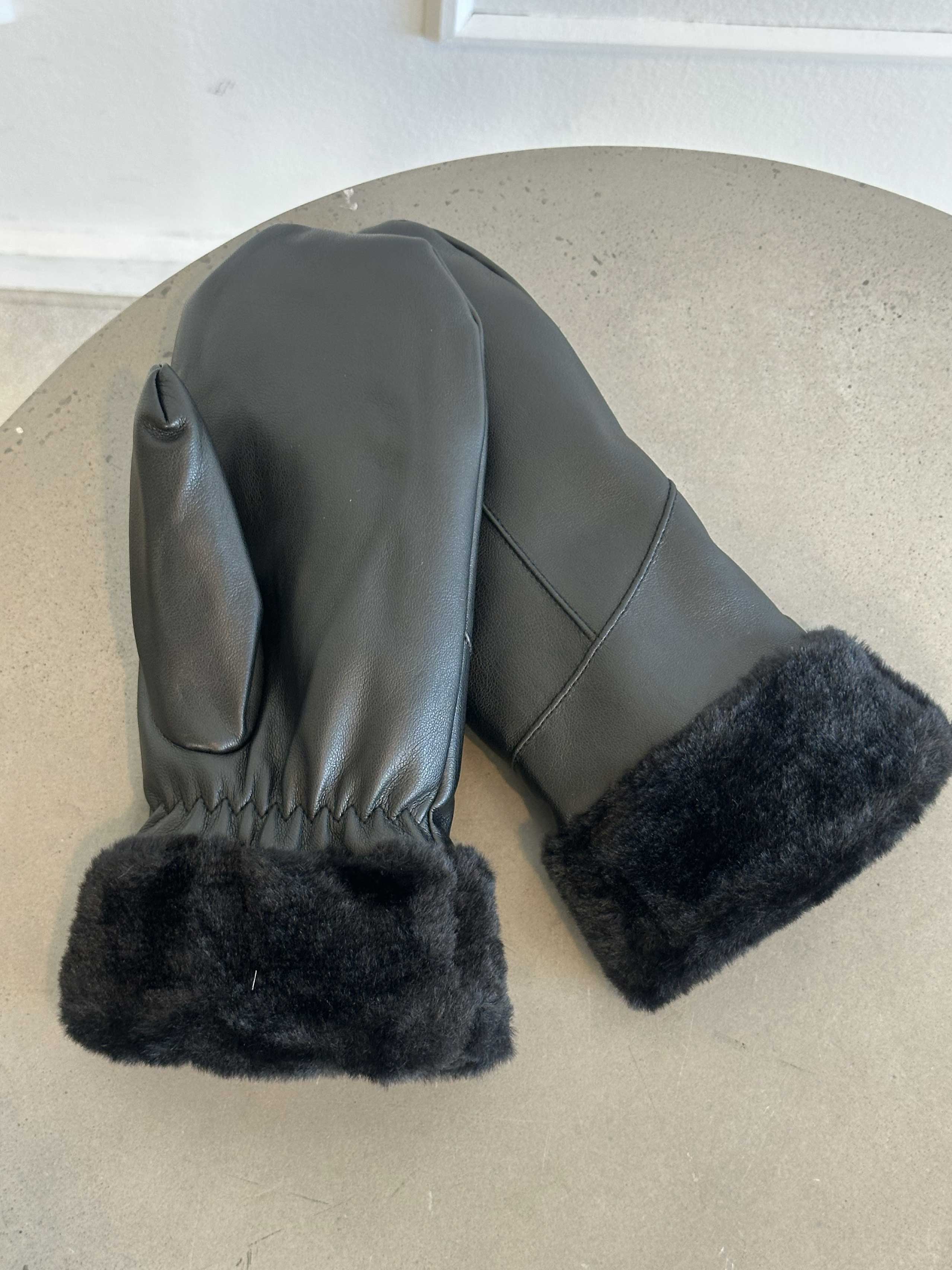 Helina - Svarta vantar i läderlook med mjukt foder