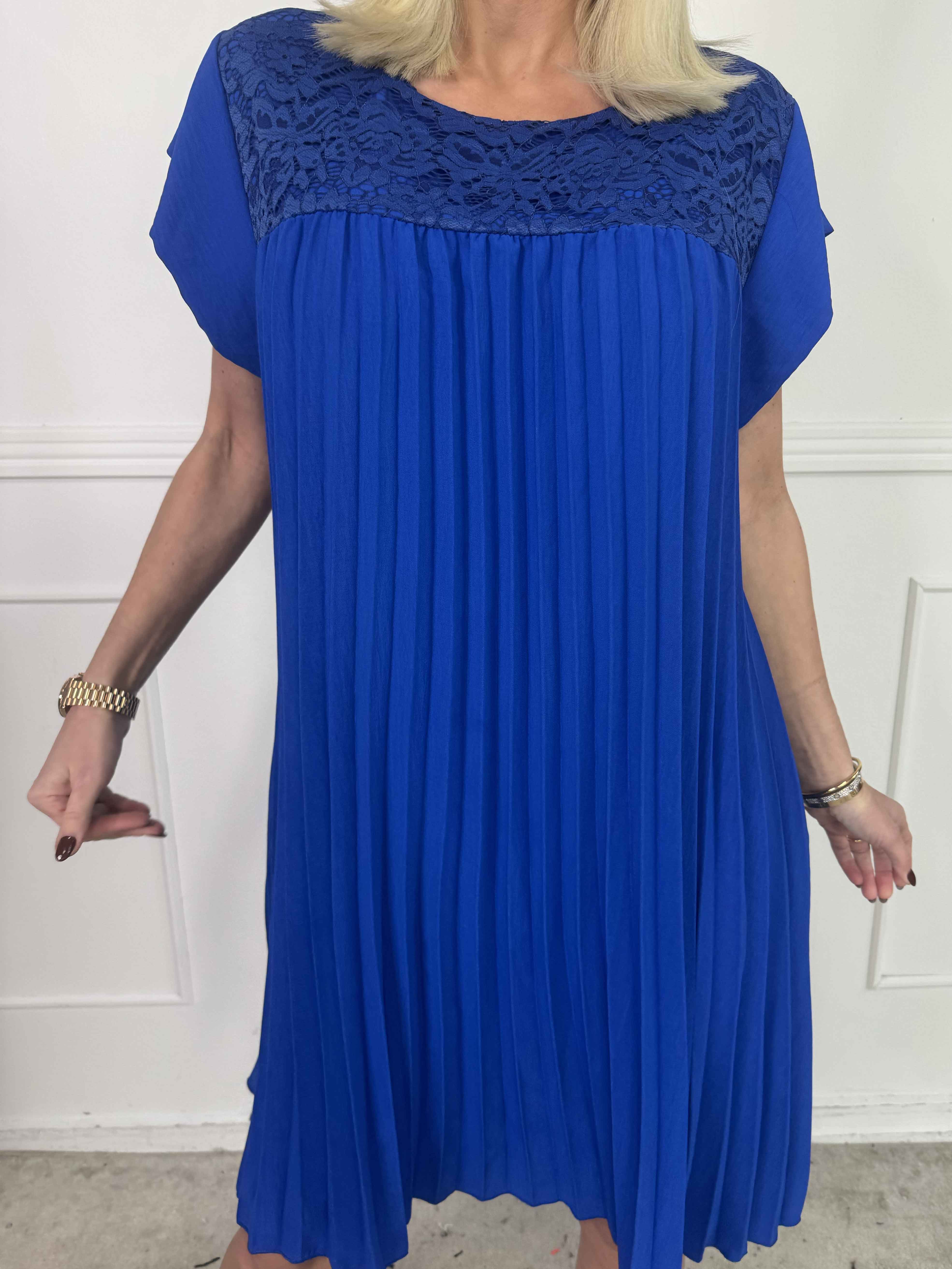 Nancy Lace Short - Plisserad klänning med spets och fickor