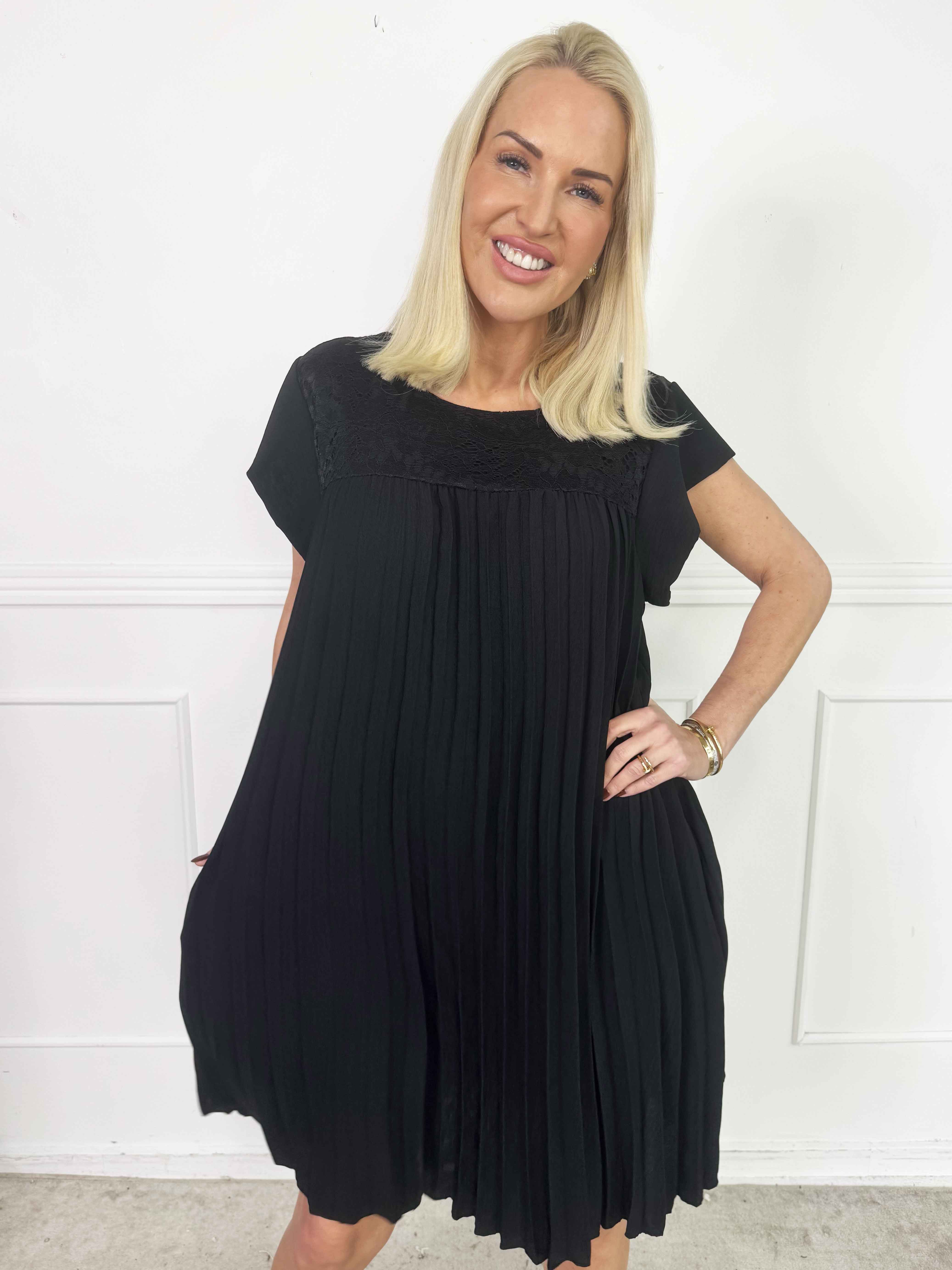 Nancy Lace Short - Plisserad klänning med spets och fickor