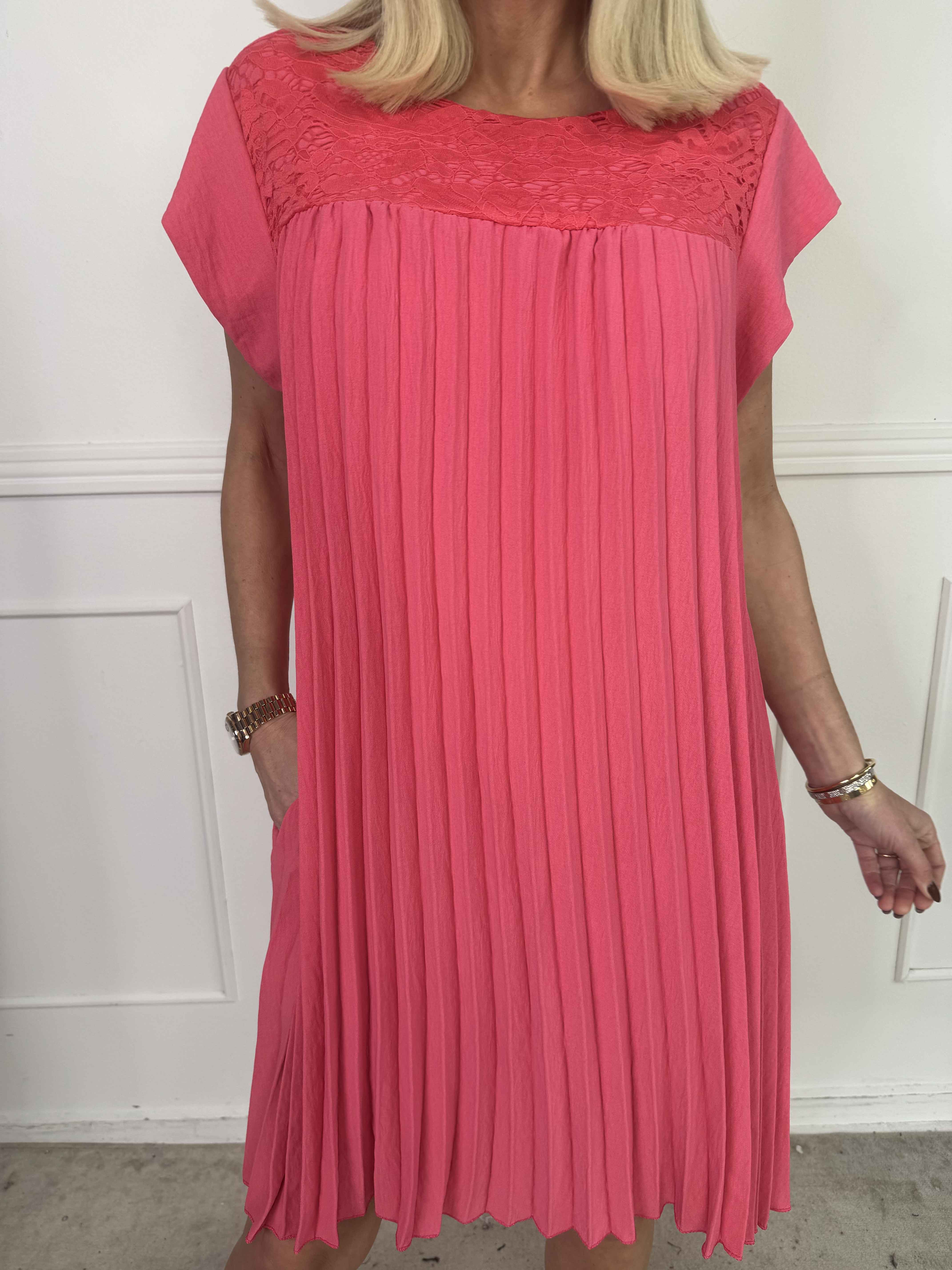 Nancy Lace Short - Plisserad klänning med spets och fickor