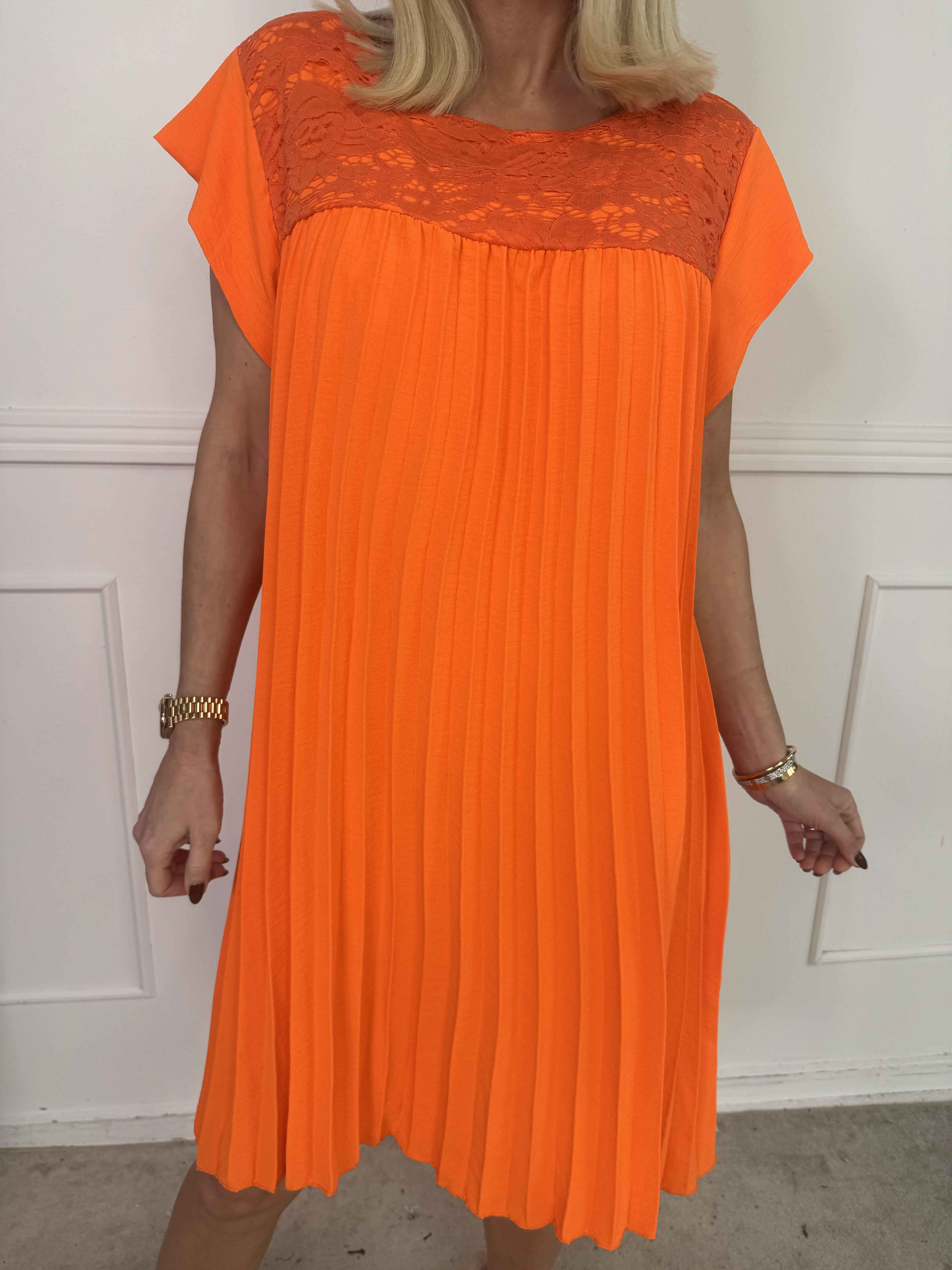 Nancy Lace Short - Plisserad klänning med spets och fickor